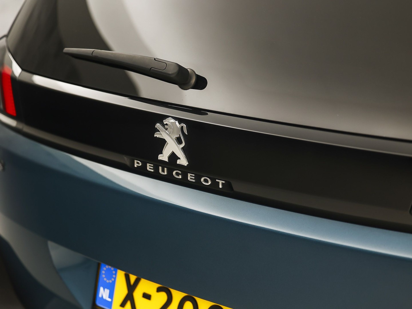 Peugeot 5008 1.2 PureTech GT-Line 7 Persoons Automaat 131Pk (GROOT NAVI, APPLE CARPLAY, 360 CAMERA, SPORTSTOELEN, KEYLESS, VIRTUAL DASHBOARD, LM VELGEN, NIEUWE APK)