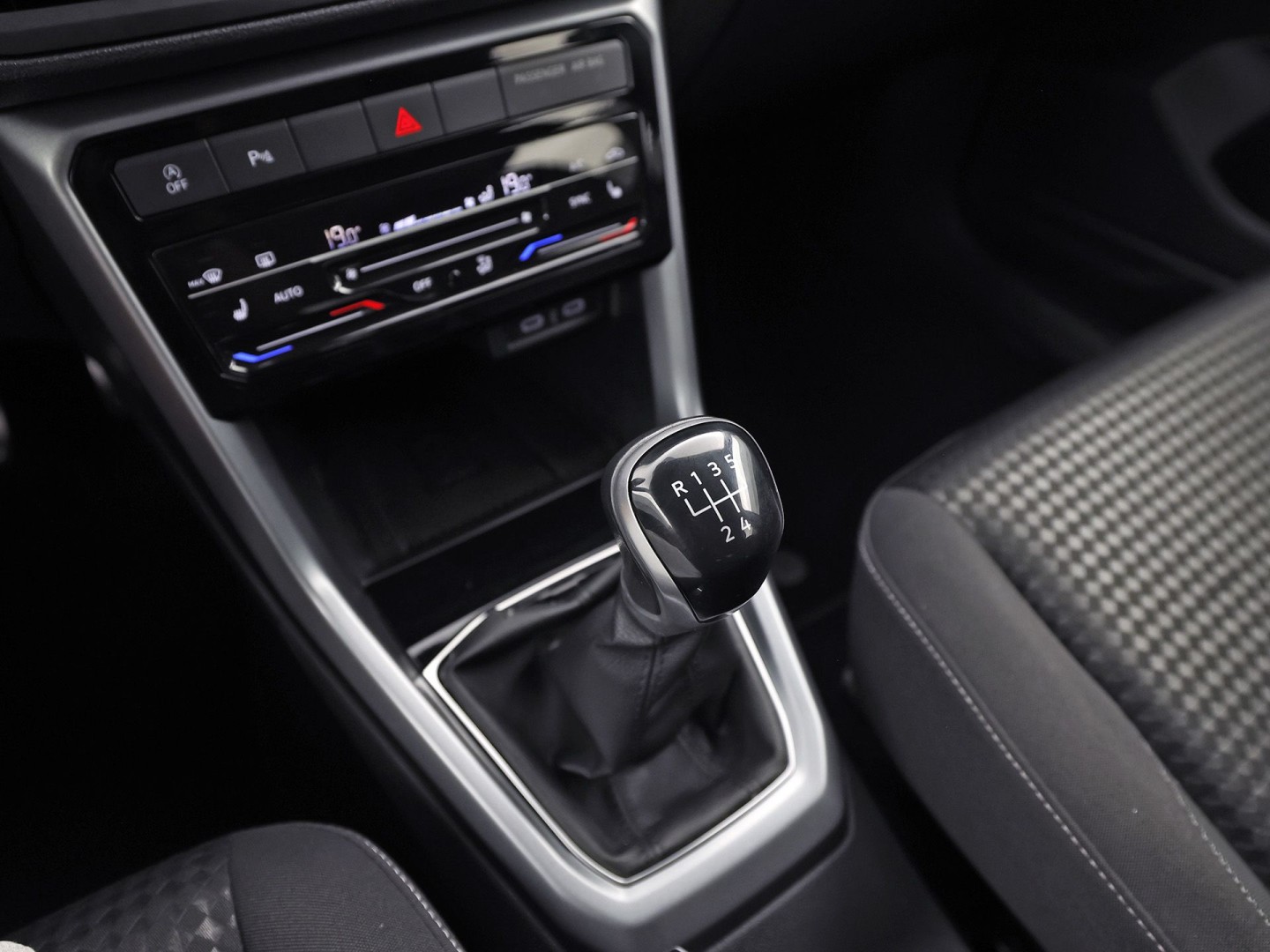 Volkswagen T-Cross 1.0 TSI Life Sport (APPLE CARPLAY, GROOT NAVI, CLIMATE, STOELVERWARMING, SPORTSTOELEN, GETINT GLAS, CRUISE, NIEUWSTAAT)