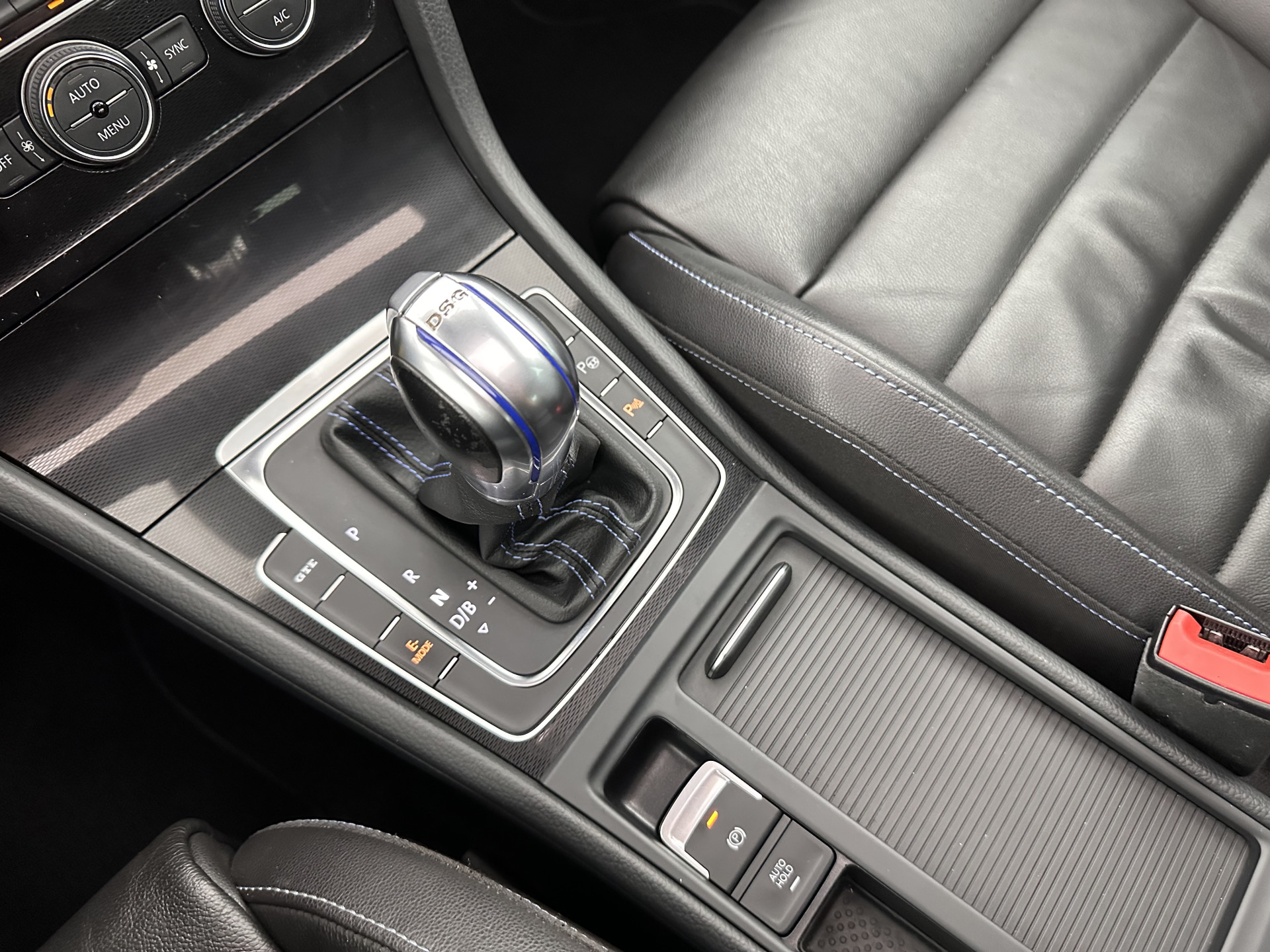 Volkswagen Golf 1.4 TSI GTE Executive-Plus-Pack Aut. *PANO | FULL-LED | LEATHER | LANE-ASSIST | BLIND-SPOT | ADAPTIVE-CRUISE | CAMERA | DAB | NAVI-FULLMAP | ECC | SHIFT-PADDLES | PDC | HEATED-SPORTSEATS | PRIVACY-GLASS | 18"ALU*