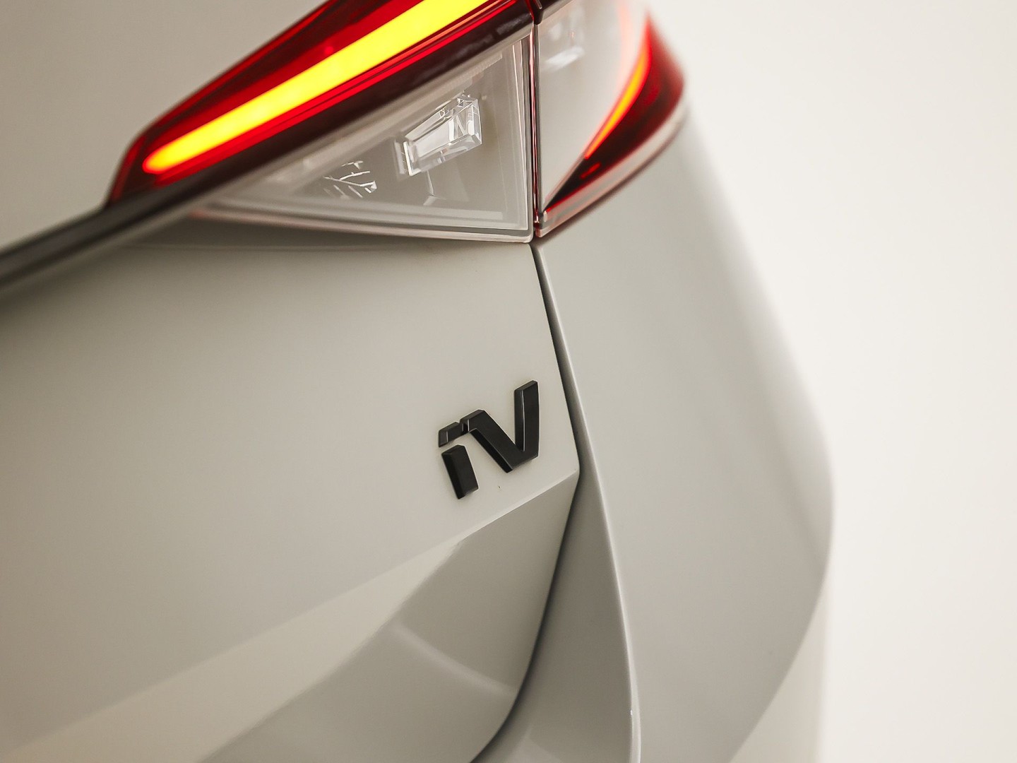 ŠKODA Superb Combi 1.4 TSI iV Sportline 218Pk Automaat (VIRTUAL COCKPIT, SOH 90,5%, APPLE CARPLAY, MEMORY SEATS, STOELVERWARMING ACHTER, GETINT GLAS, ADAPTIVE CRUISE, SFEERVERLICHTING, NIEUWE APK, NIEUWSTAAT)