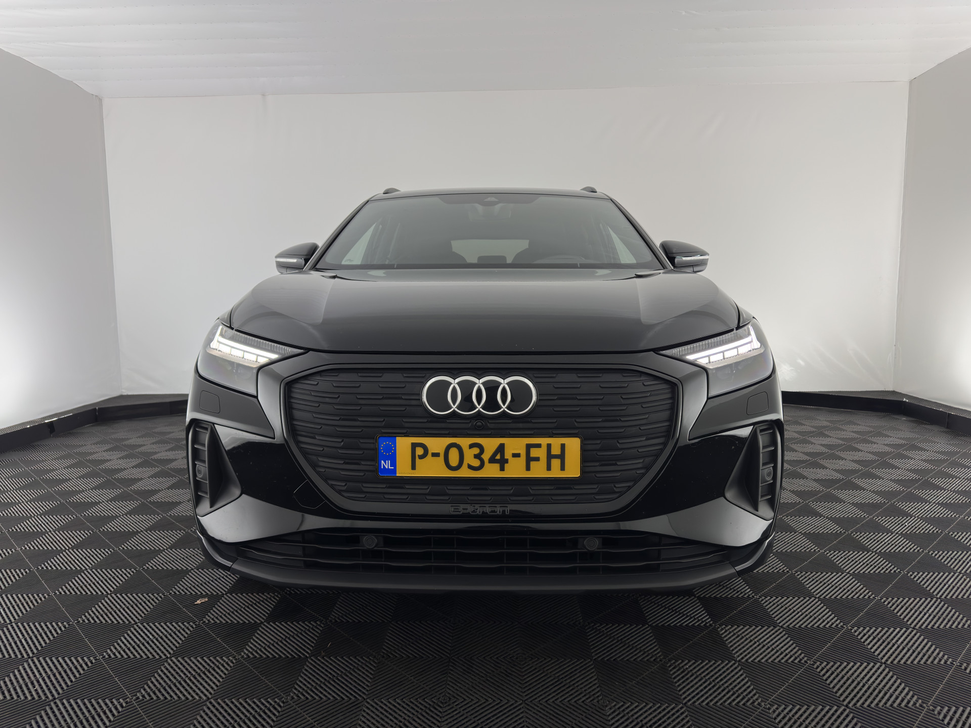 Audi Q4 e-tron 40 Launch edition Advanced Plus 77 kWh [3-Fase] {SOH-93%} (INCL-BTW) *HEATPUMP | ADAPT-CRUISE | MATRIX-LED | NAVI-FULLMAP | KEYLESS | CAMERA | DIGI-COCKPIT | DAB | AMBIENT-LIGHT | HEATED-SPORTSEATS | SHIFT-PADDLES | PRIVACY-GLASS | 19''ALU*