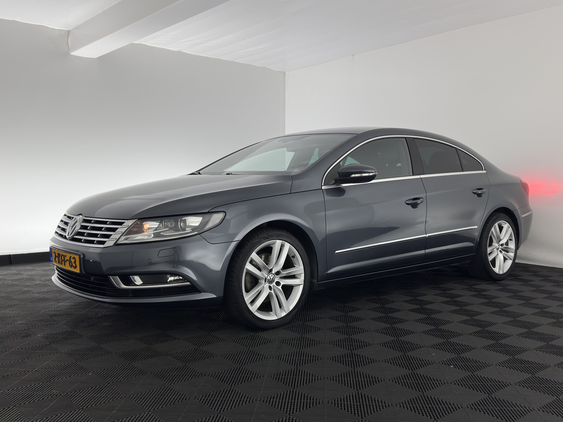 Volkswagen CC 1.8 TSI Aut. *LEATHER | BI-XENON | HEATED-SPORTSEATS | NAVI-FULLMAP | ECC | PDC | CRUISE | SHIFTPADDLES | PRIVACY-GLASS | TOWBAR | 18''ALU*
