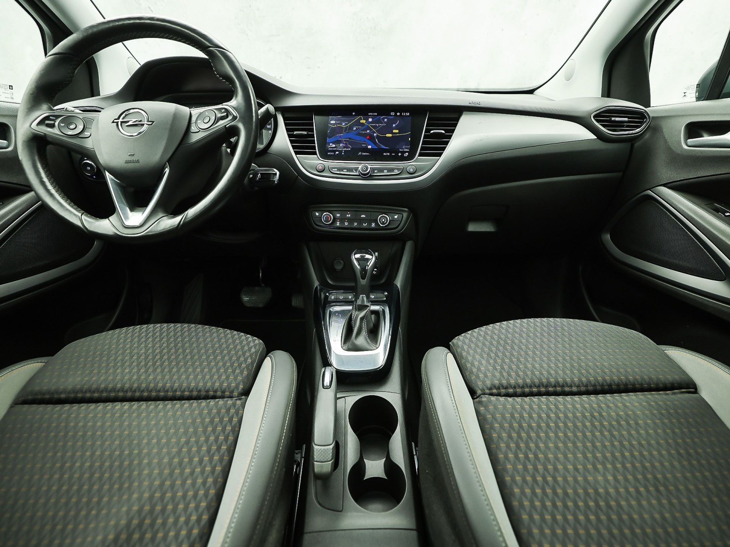 Opel Crossland X 1.2 Turbo Innovation Sport Automaat (PANORAMADAK, APPLE CARPLAY, GROOT NAVI, 360 CAMERA, STUUR/STOELVERWARMING, SPORTSTOELEN, TREKHAAK, LM VELGEN, NIEUWSTAAT)