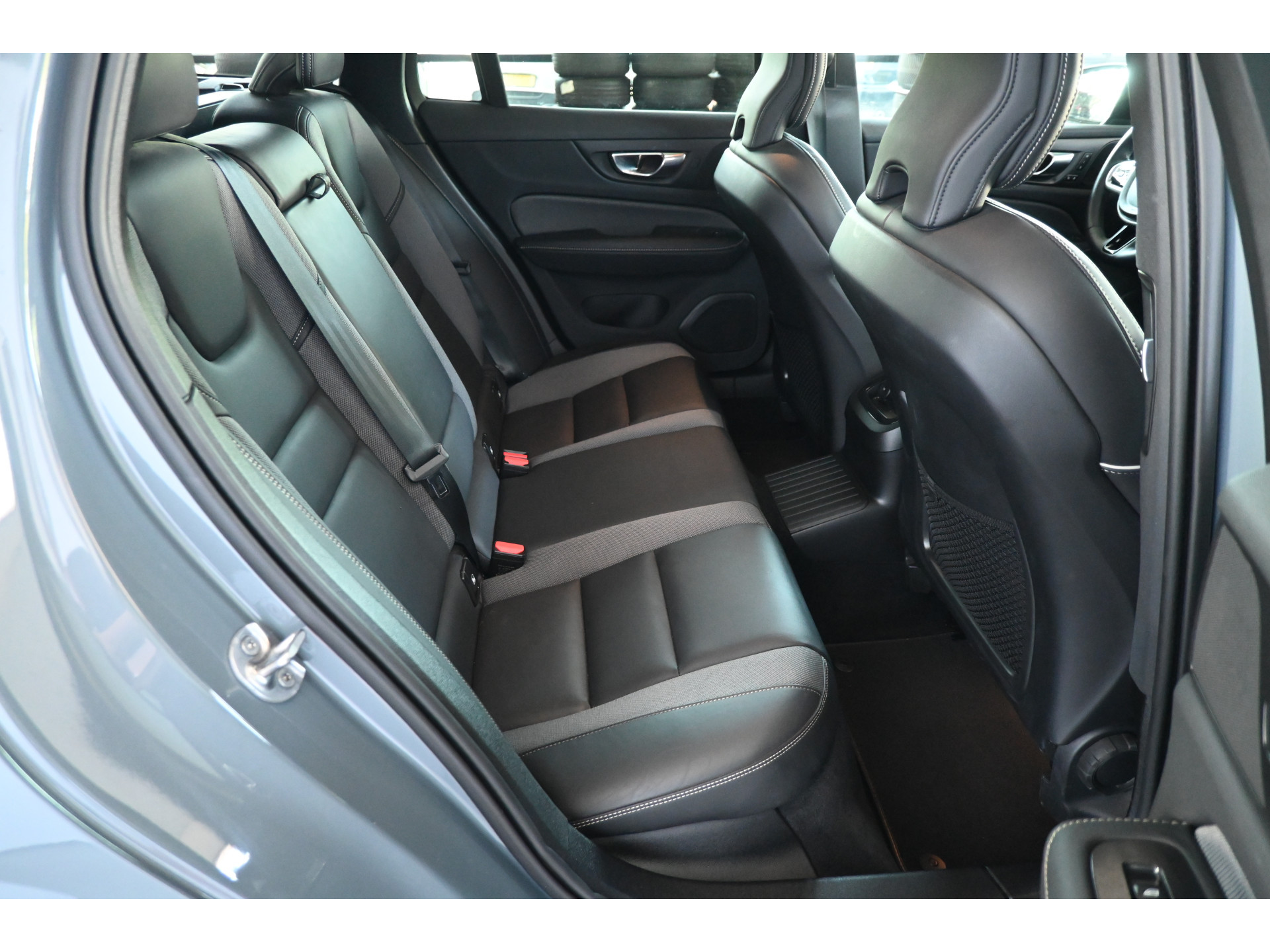 Volvo V60 2.0 T8 Plug-in hybrid AWD Plus Bright Panoramdak Stoelverwarming Carplay Led Adaptieve Cruise  Clima Lane Assist Camera 100% Onderhouden! Inruil Mogelijk!
