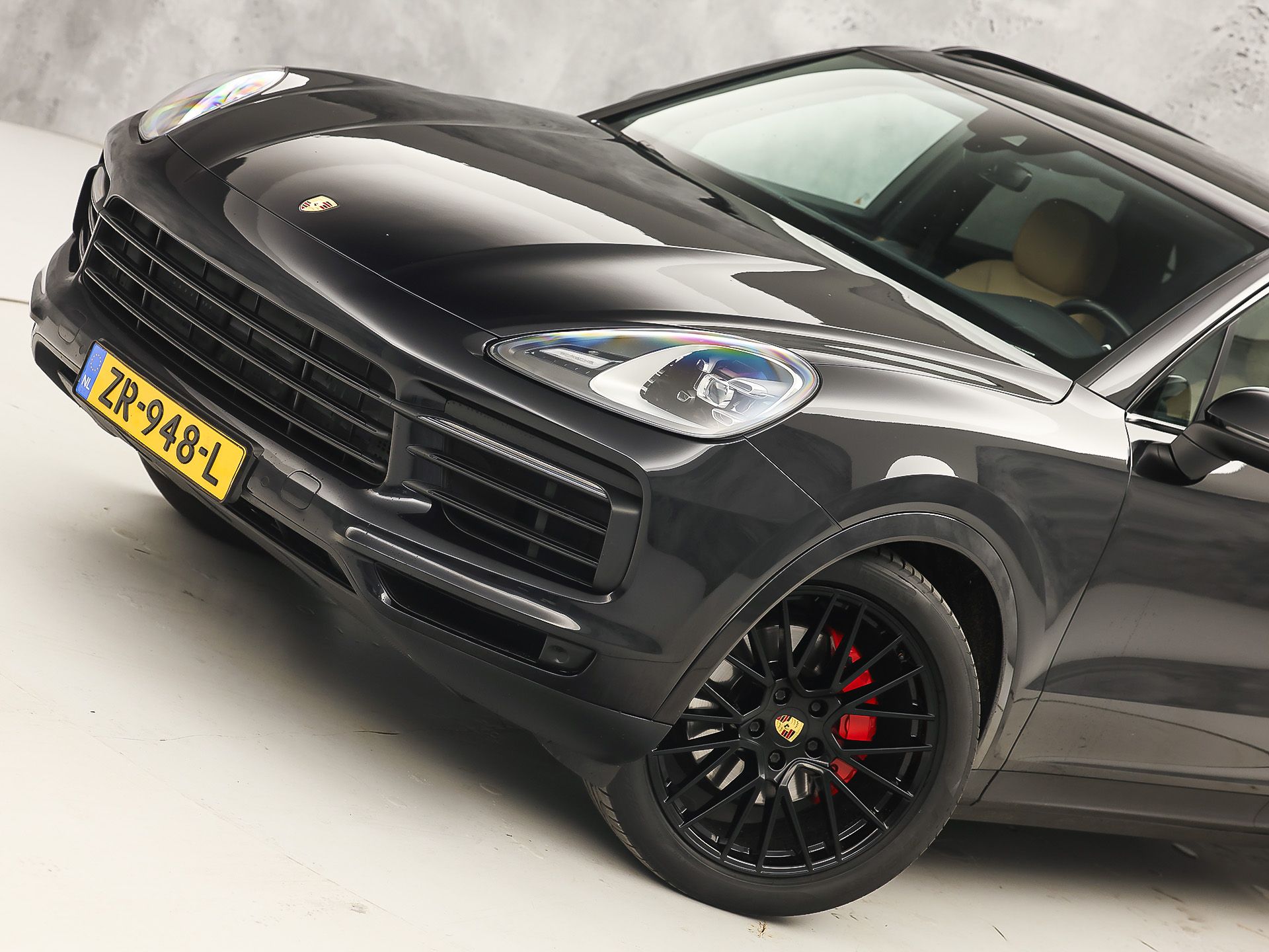 Porsche Cayenne 3.0 E-Hybrid Sport 463Pk (SPORTCHRONO PAKKET, LUCHTVERING, SOH 95%, BLACK PACK, APPLE CARPLAY, MEMORY SEATS, STOELVERWARMING, GETINT GLAS, CAMERA, NIEUWSTAAT)
