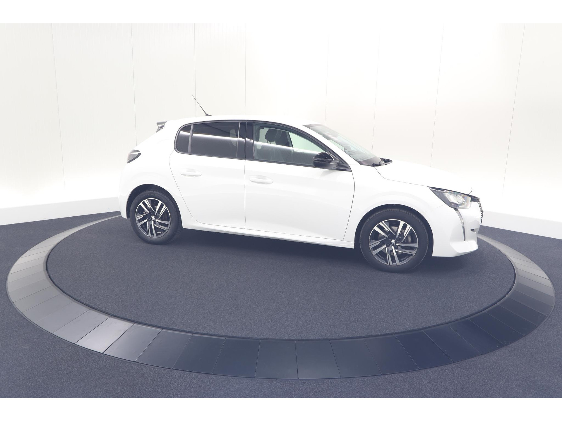 Peugeot 208 PureTech 100 PK Allure | Apple Carplay | Parkeersensoren | Lichtmetalen velgen