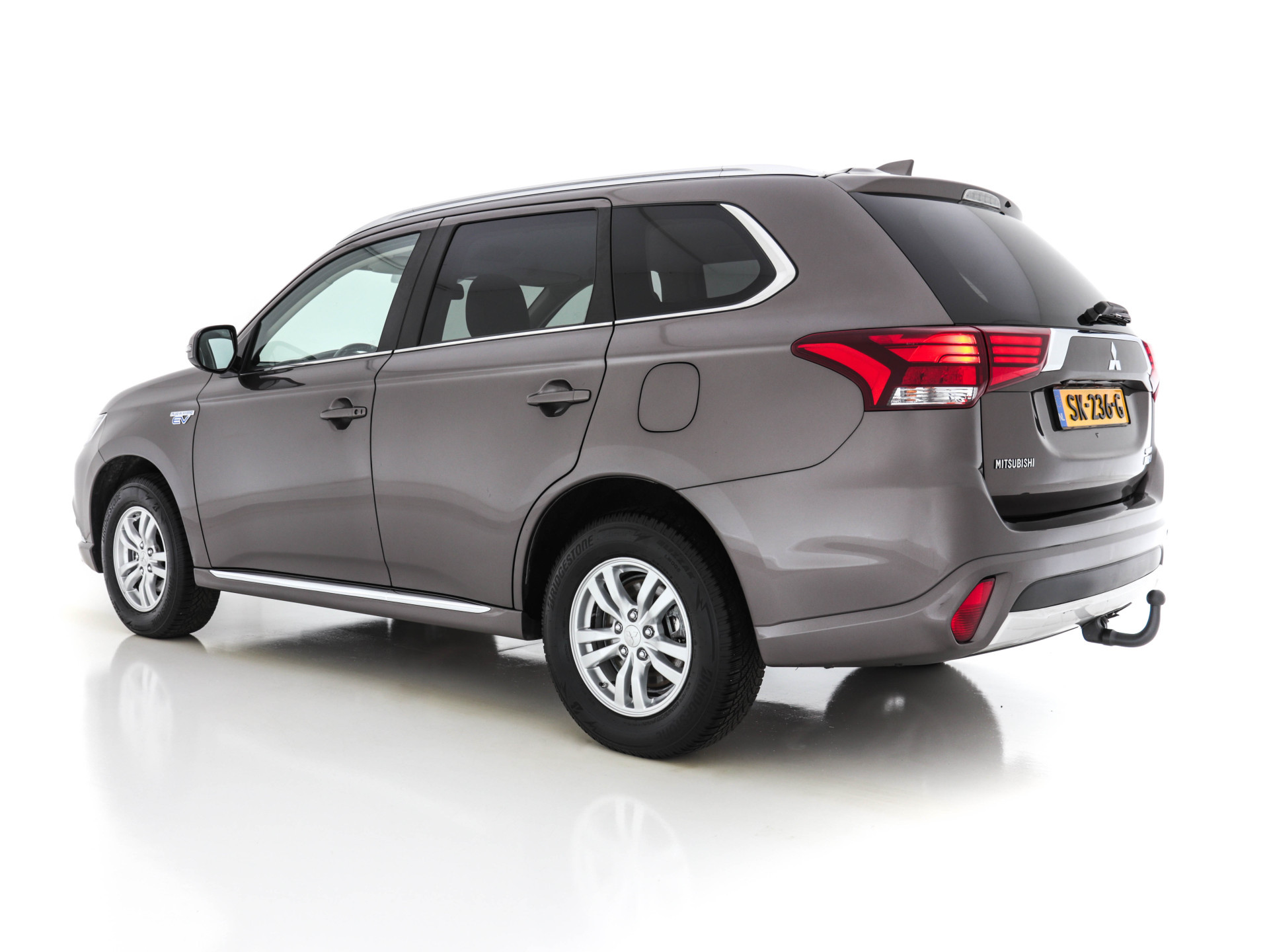 Mitsubishi Outlander 2.0 Plug-in Hybrid AWD (INCL-BTW)  *MICROFIBRE-LEATHER | NAVI-FULLMAP | KEYLESS | DAB | CAMERA | ECC | CRUISE | CARPLAY | PRIVACY-GLASS | TOWBAR | SHIFT-PADDLES | 16"ALU*