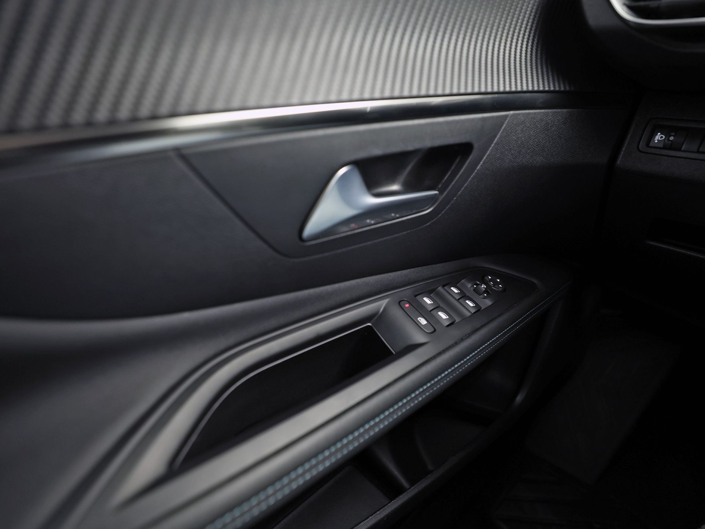 Peugeot 3008 1.6 HYbrid 225 Allure Sport 225Pk Automaat (APPLE CARPLAY, GROOT NAVI, 99% SOH, 360 CAMERA, LEDER, SPORTSTOELEN, ZWART HEMEL, GETINT GLAS, NIEUWSTAAT)
