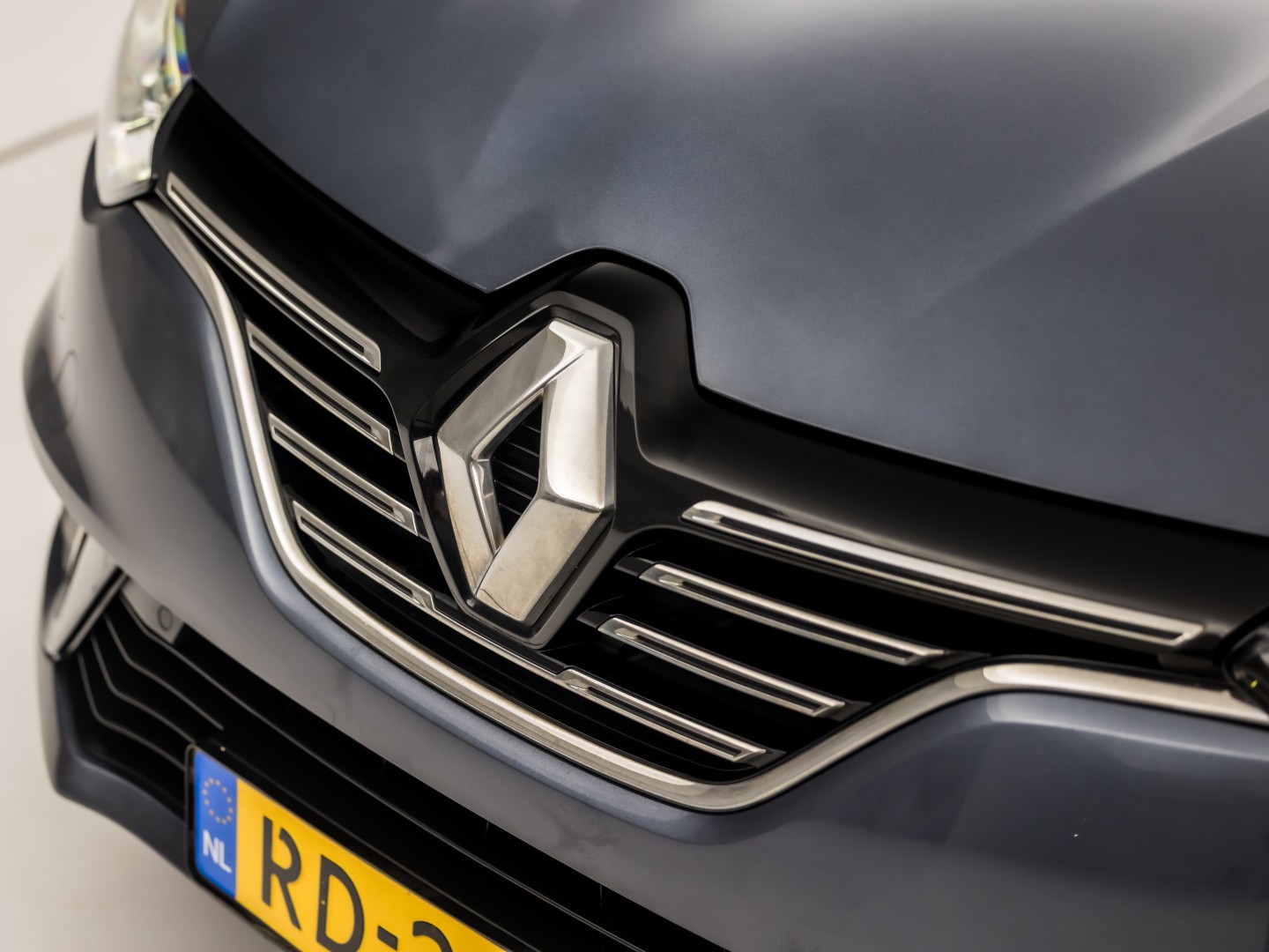 Renault Mégane Estate 1.2 TCe Bose Sport (APPLE CARPLAY, NAVIGATIE, LEDER, CAMERA, GETINT GLAS, SPORTSTOELEN, PARKEERSENSOREN, CRUISE, NIEUWSTAAT)