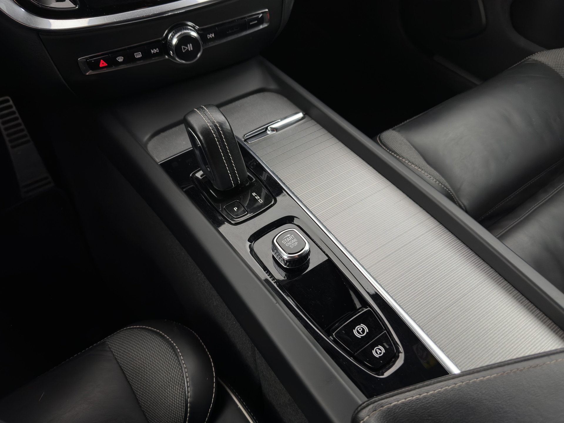 Volvo V60 2.0 B3 R-Design (INCL-BTW) *LEATHER-FABRIC | DIGI-COCKPIT | FULL-LED | MEMORY-PACK | HEATED-SPORTSEATS | LANE-ASSIST | NAVI-FULLMAP | CAMERA | DAB+ | PRIVACY-GLASS | ECC | PDC | TOWBAR | 19''ALU*