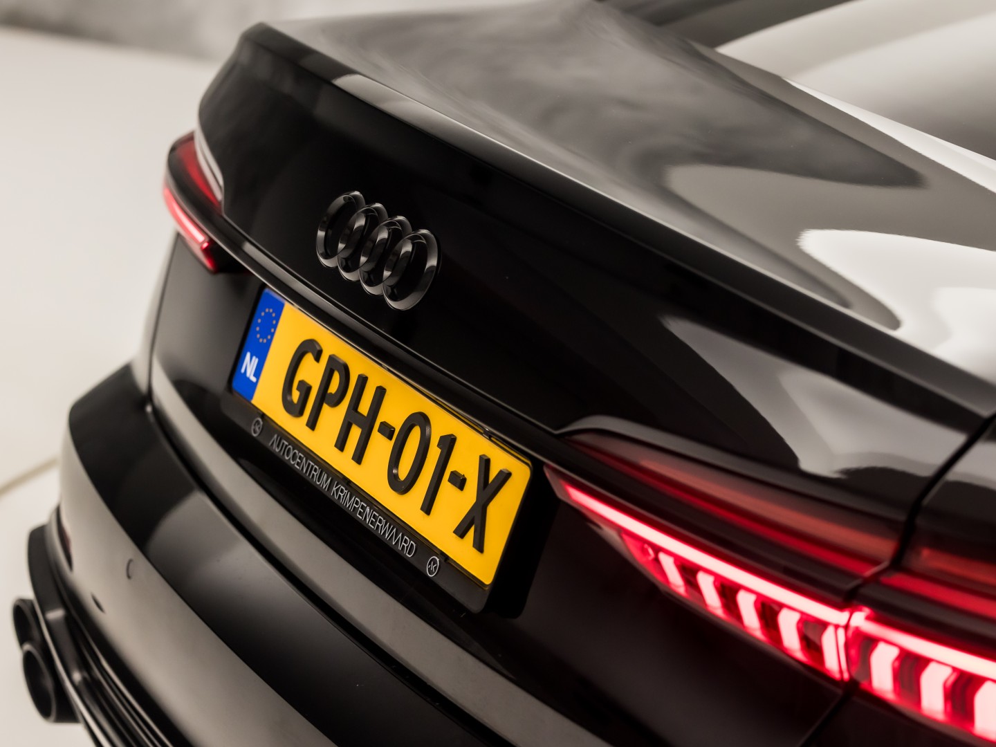 Audi A6 55 TFSI e Quattro S-Line Competition 367Pk Automaat (PANORAMADAK, CARBON PACK, BANG&OLUFSEN, APPLE CARPLAY, CAMERA, MEMORY SEATS, GETINT GLAS, HEAD-UP DISPLAY, ADAPTIVE CRUISE, SFEERVERLICHTING, NIEUWSTAAT)