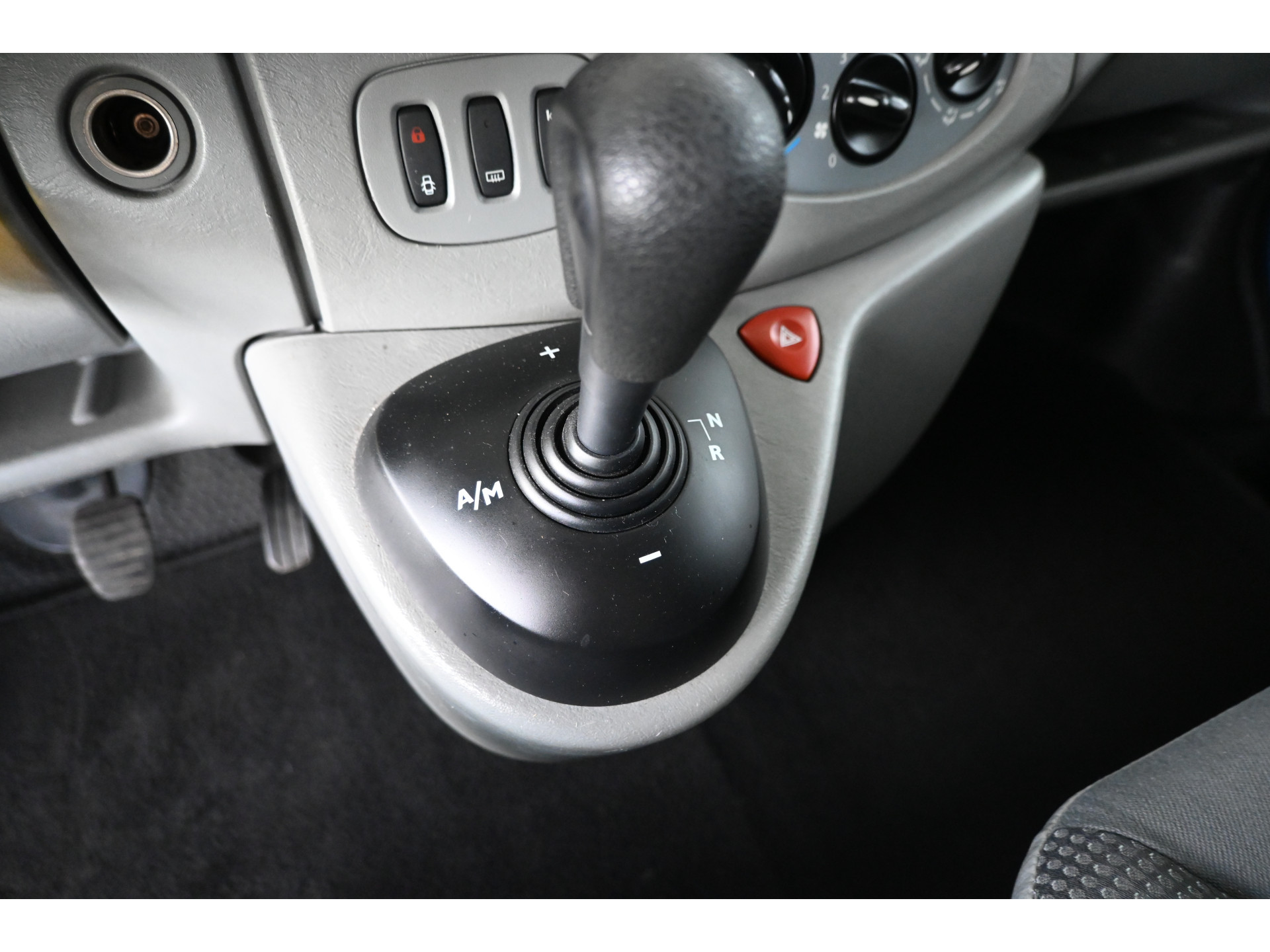 Opel Vivaro Combi 2.5 CDTI L1H1 Automaat 9 Persoons Airco Trekhaak Rijklaarprijs! Inruil Mogelijk!