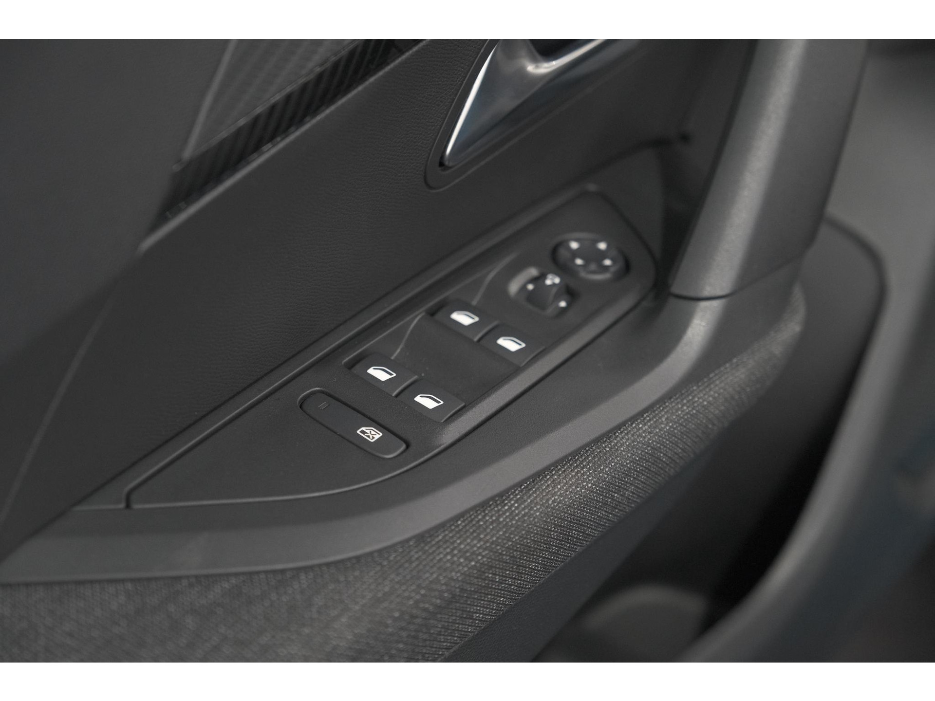 Peugeot 2008 Hybrid 136 e-DCS6 Style | Apple Carplay | Parkeersensoren | Climate control