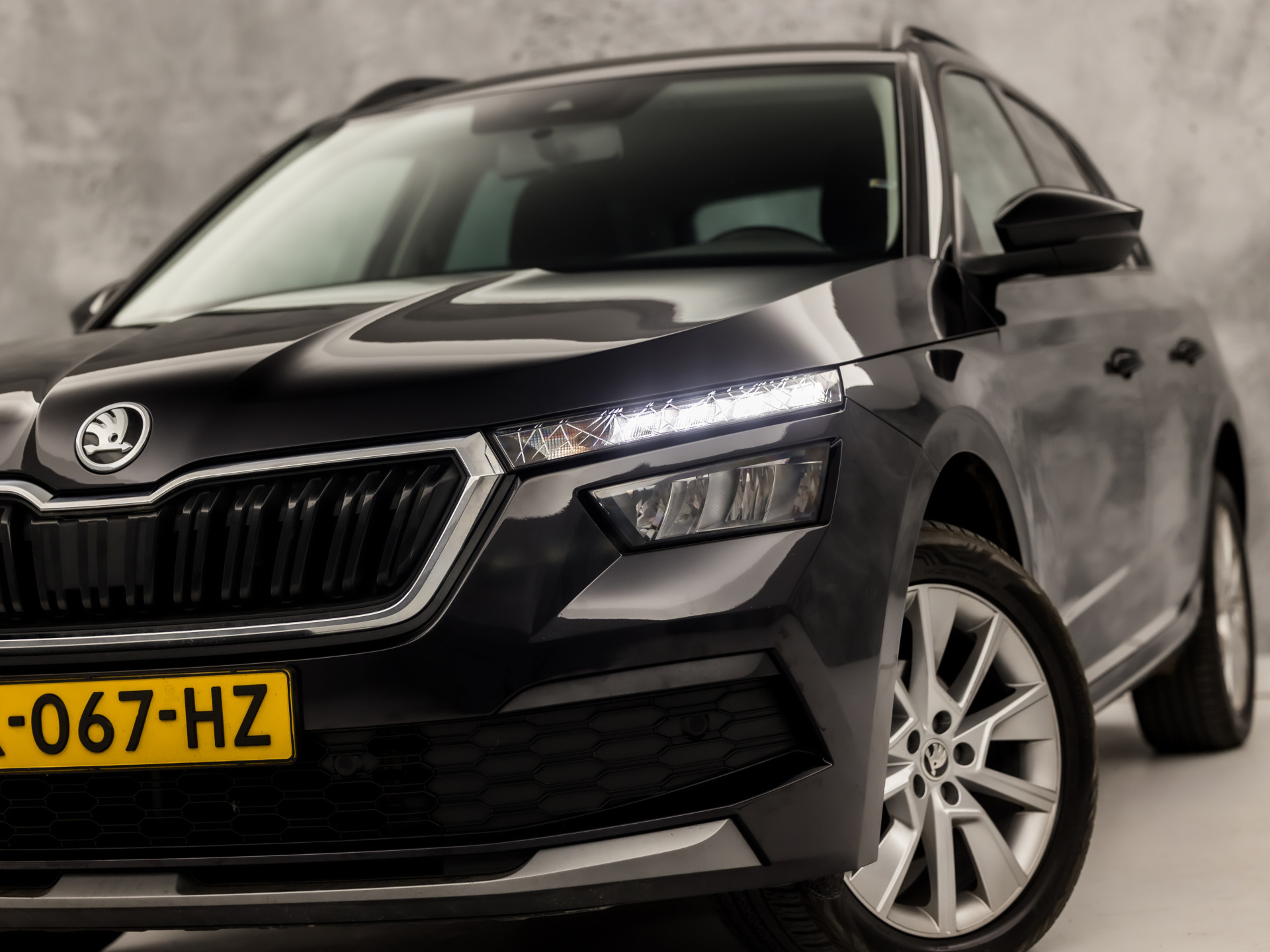 Škoda Kamiq 1.0 TSI Sport (VIRTUAL COCKPIT, APPLE CARPLAY, GROOT NAVI, TREKHAAK, PARKEERSENSOREN, SPORTSTOELEN, GETINT GLAS, CRUISE, NIEUWE APK, NIEUWSTAAT)