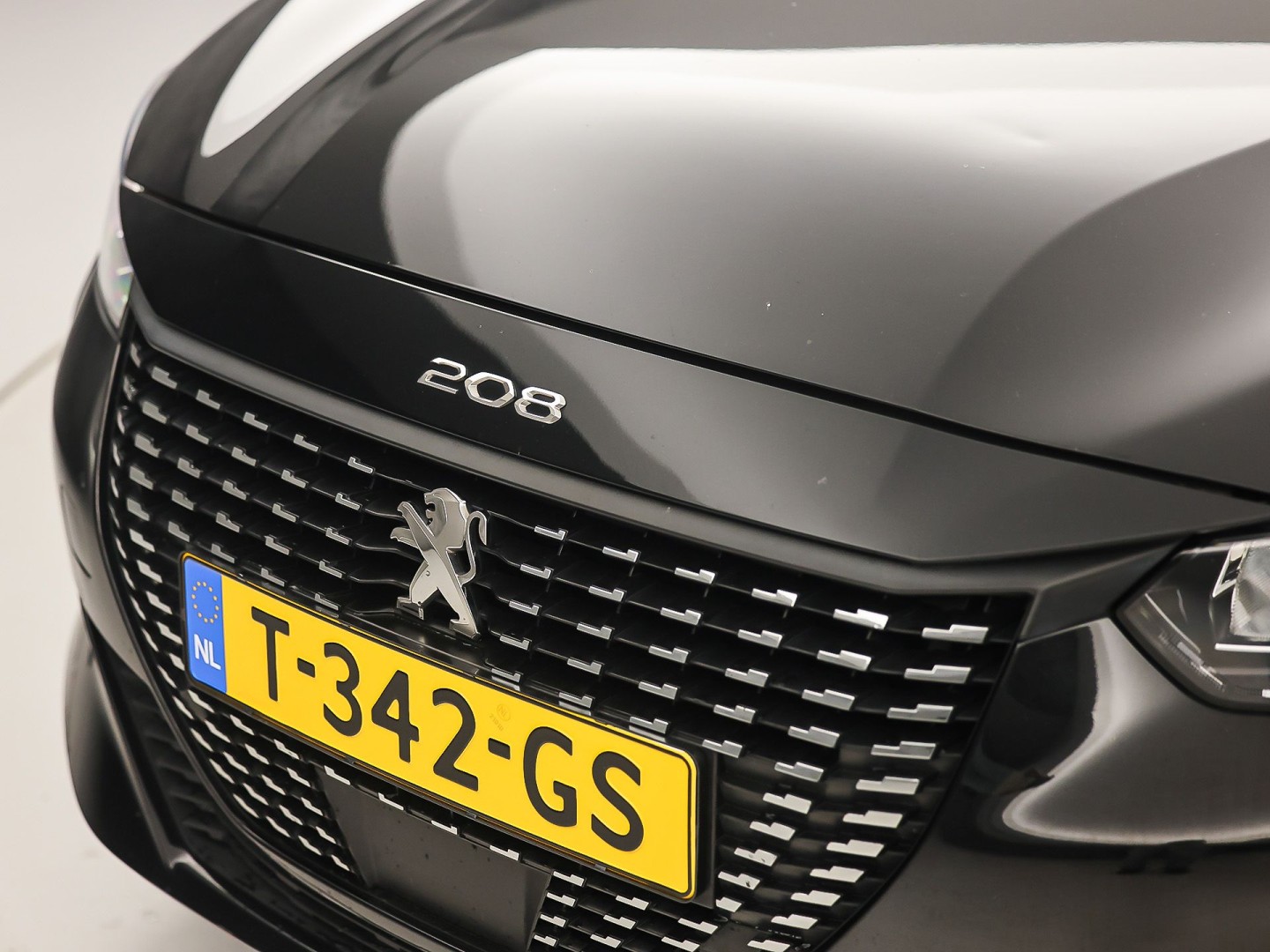 Peugeot 208 1.2 PureTech Allure Pack Automaat (VIRTUAL COCKPIT, BLACK PACK, APPLE CARPLAY, GROOT NAVI, 360 CAMERA, SPORTSTOELEN, GETINT GLAS, LM VELGEN, NIEUWSTAAT)