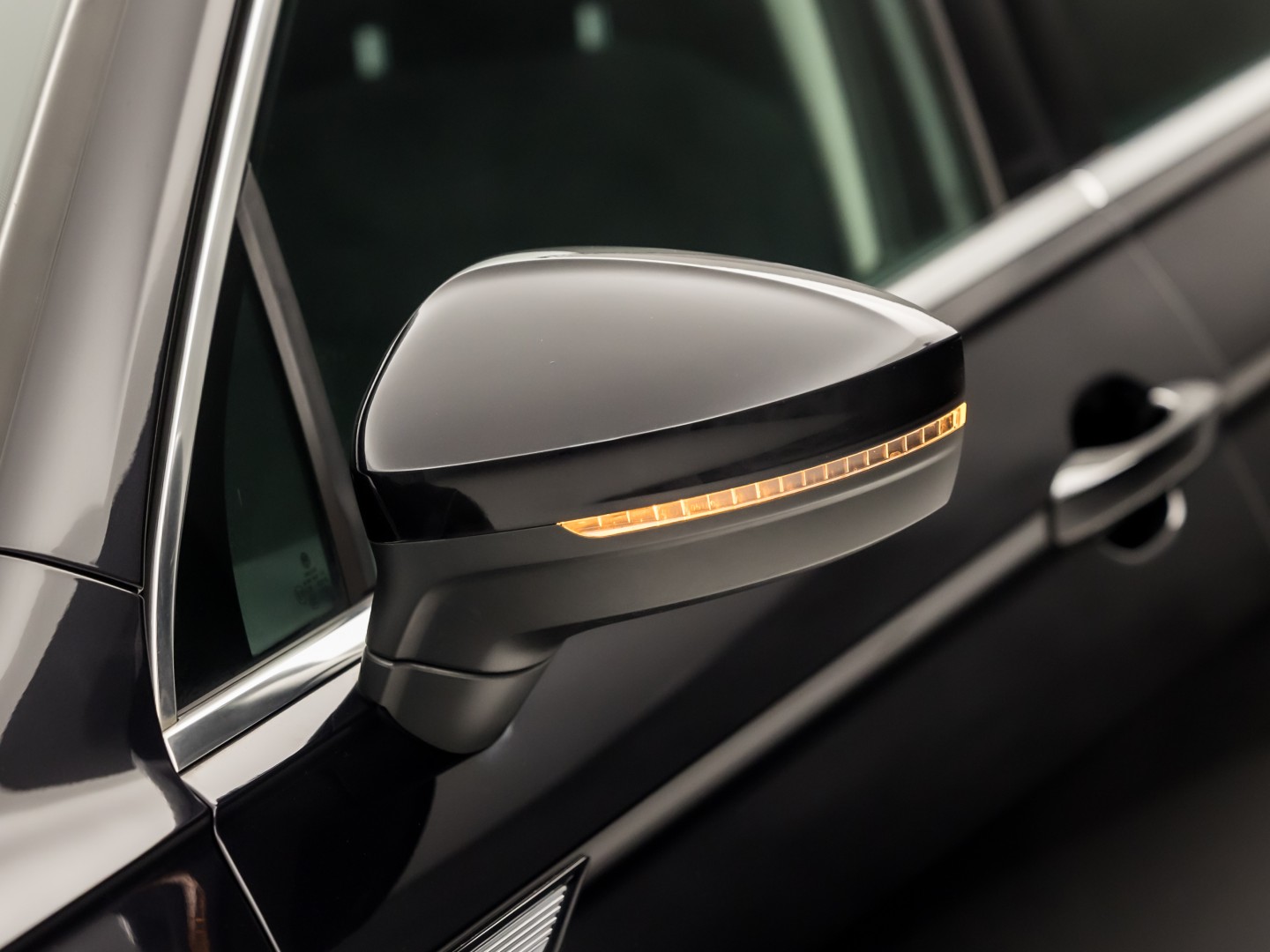 Volkswagen Tiguan 1.5 TSI Life Sport 150Pk Automaat (VIRTUAL COCKPIT, APPLE CARPLAY, CLIMATE, KEYLESS, STOELVERWARMING, SPORTSTOELEN, GETINT GLAS, ELEK ACHTERKLEP, ALCANTARA, NIEUWE APK, NIEUWSTAAT)