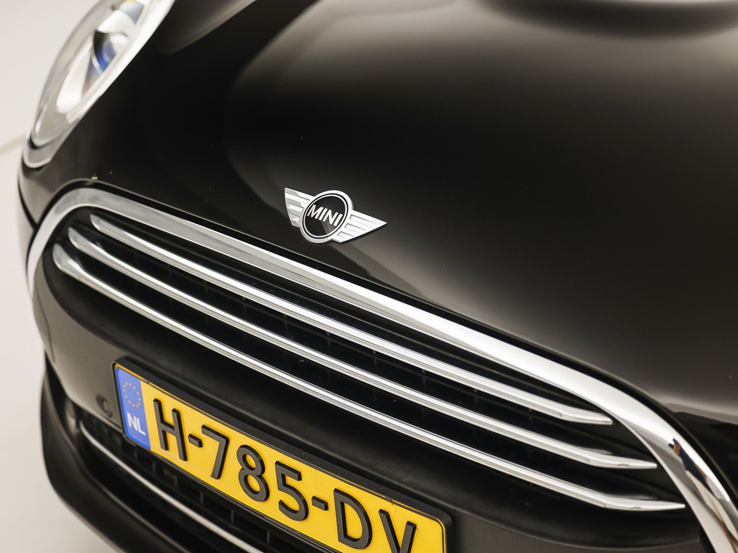 MINI Clubman 1.5 Chili Black Sport Automaat (PANORAMADAK, NAVIGATIE, LEDEREN SPORTSTOELEN, STOELVERWARMING, CRUISE, CLIMATE, ZWART HEMEL, NIEUWE APK)