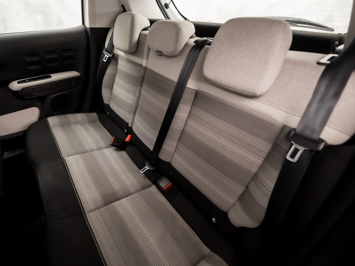 Citroën C3 1.2 PureTech S&S Shine Sport 110Pk (APPLE CARPLAY, GROOT NAVI, STOELVERWARMING, SPORTSTOELEN, CRUISE, LANE ASSIST, NIEUWSTAAT)