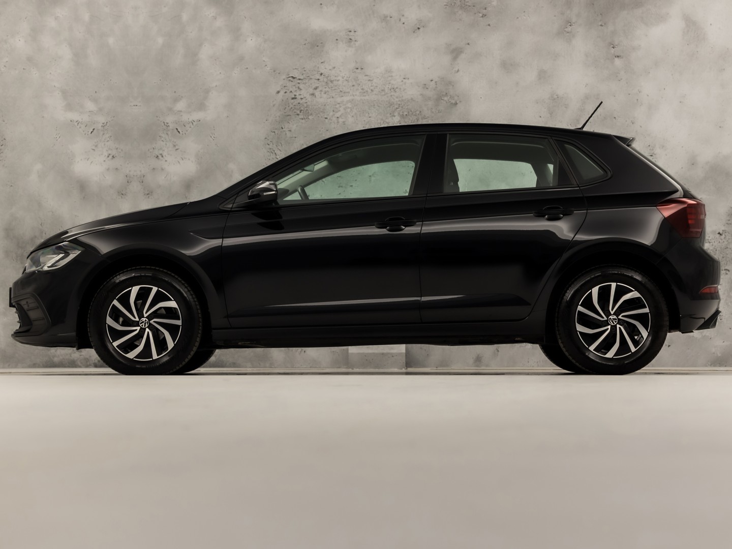 Volkswagen Polo 1.0 TSI Sport (VIRTUAL COCKPIT, 1e EIGENAAR, APPLE CARPLAY, GROOT NAVI, CLIMATE, STOELVERWARMING, SPORTSTOELEN, GETINT GLAS, LM VELGEN, CRUISE, PARKEERSENSOREN, NIEUWSTAAT)