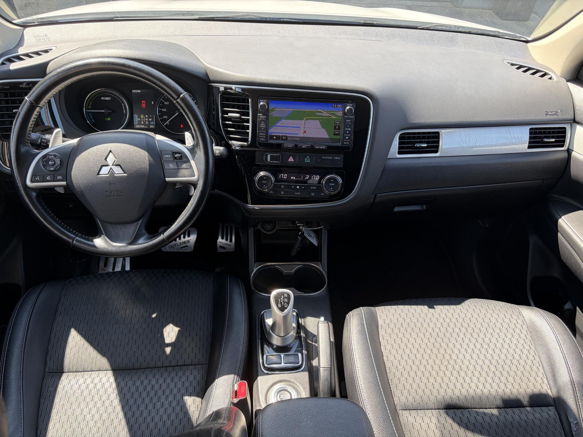 Mitsubishi Outlander 2.0 PHEV Business Edition SOH 73%,Trekhaak,Navi,Camera,Keyless,Halfleder,Clima,Cruise,Lm velgen,N.A.P,Apk tot 04-2027