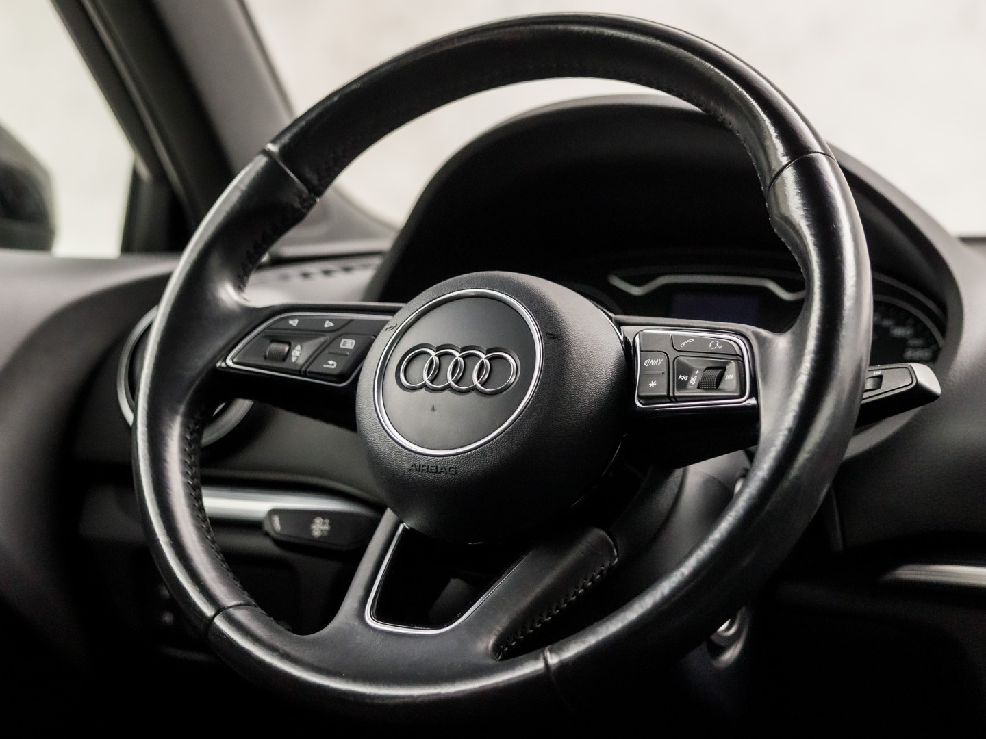 Audi A3 Sportback 1.0 TFSI Sport (APPLE CARPLAY, GROOT NAVI, CLIMATE, DYNAMISCHE KNIPPERLICHTEN, SPORTSTOELEN, CRUISE, PARKEERSENSOREN, NIEUWE APK, NIEUWSTAAT)