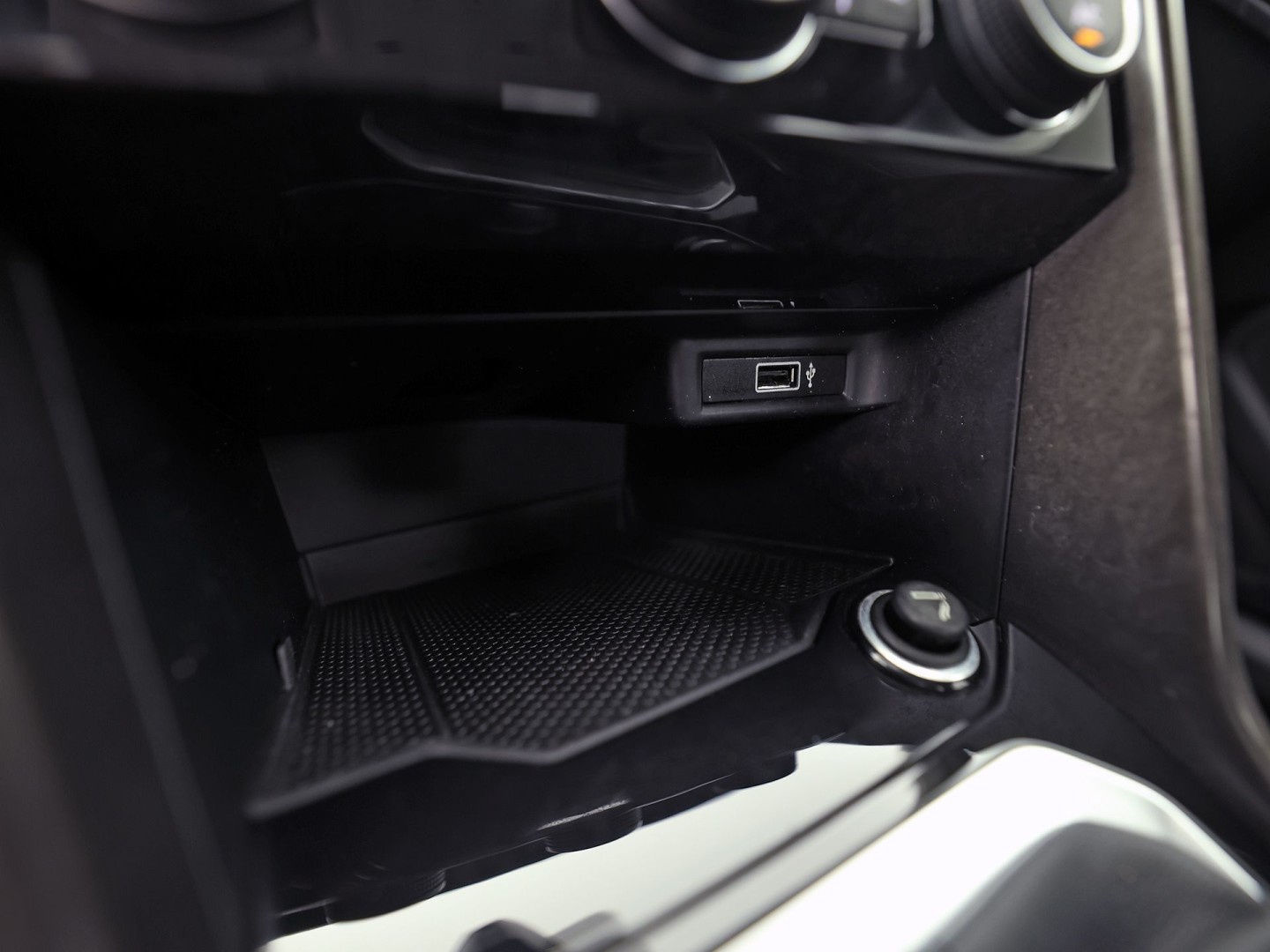 Volkswagen T-Roc 1.0 TSI Sport (APPLE CARPLAY, GROOT NAVI, CLIMATE, STOELVERWARMING, TREKHAAK, SPORTSTOELEN, PARKEERSENSOREN, ADAPTIVE CRUISE, NIEUWSTAAT)