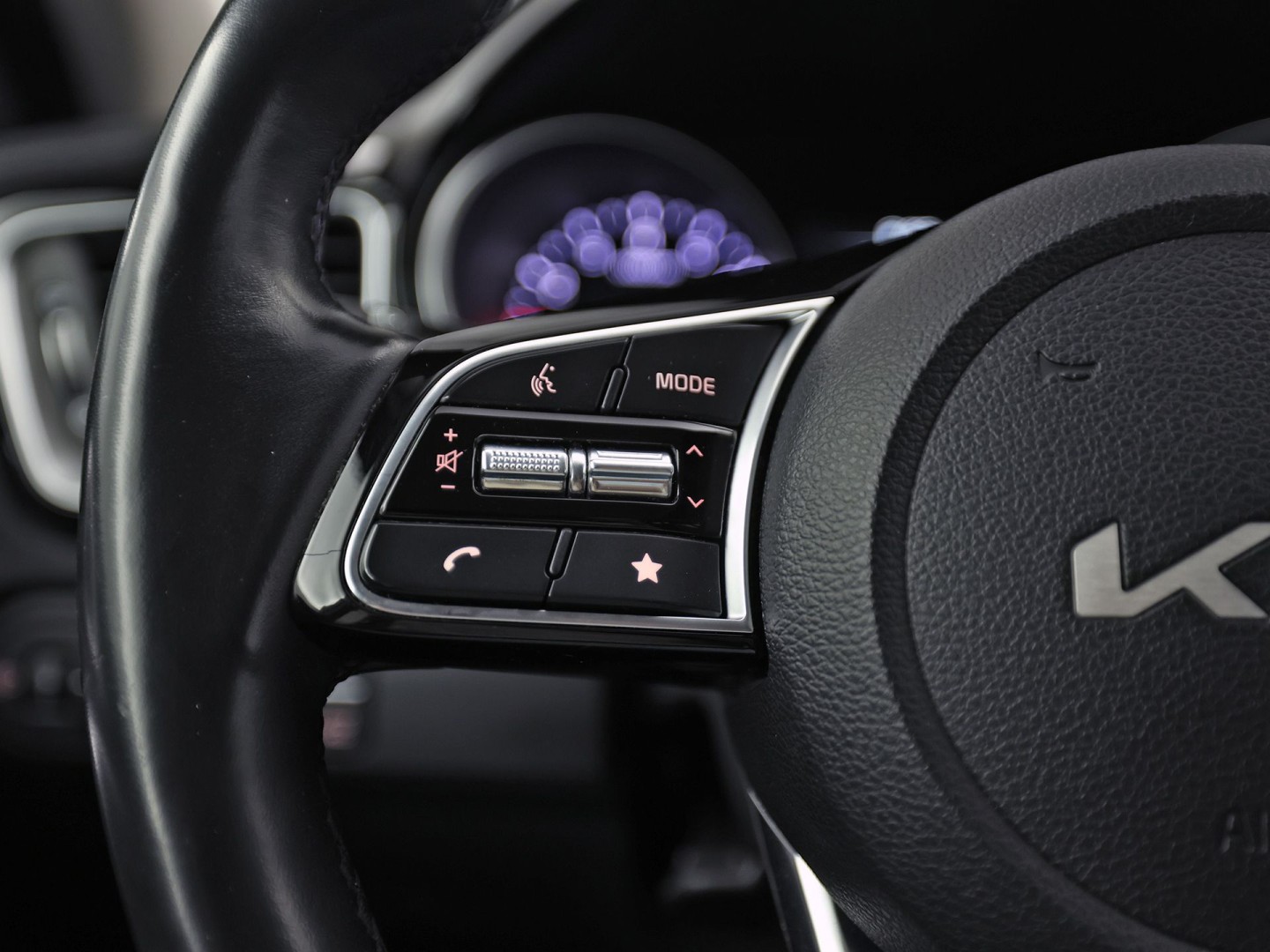 Kia Ceed 1.0 T-GDi DynamicPlusLine (APPLE CARPLAY, GROOT NAVI, STUUR/STOELVERWARMING, CAMERA, SPORTSTOELEN, TREKHAAK, GETINT GLAS, KEYLESS, NIEUWSTAAT)