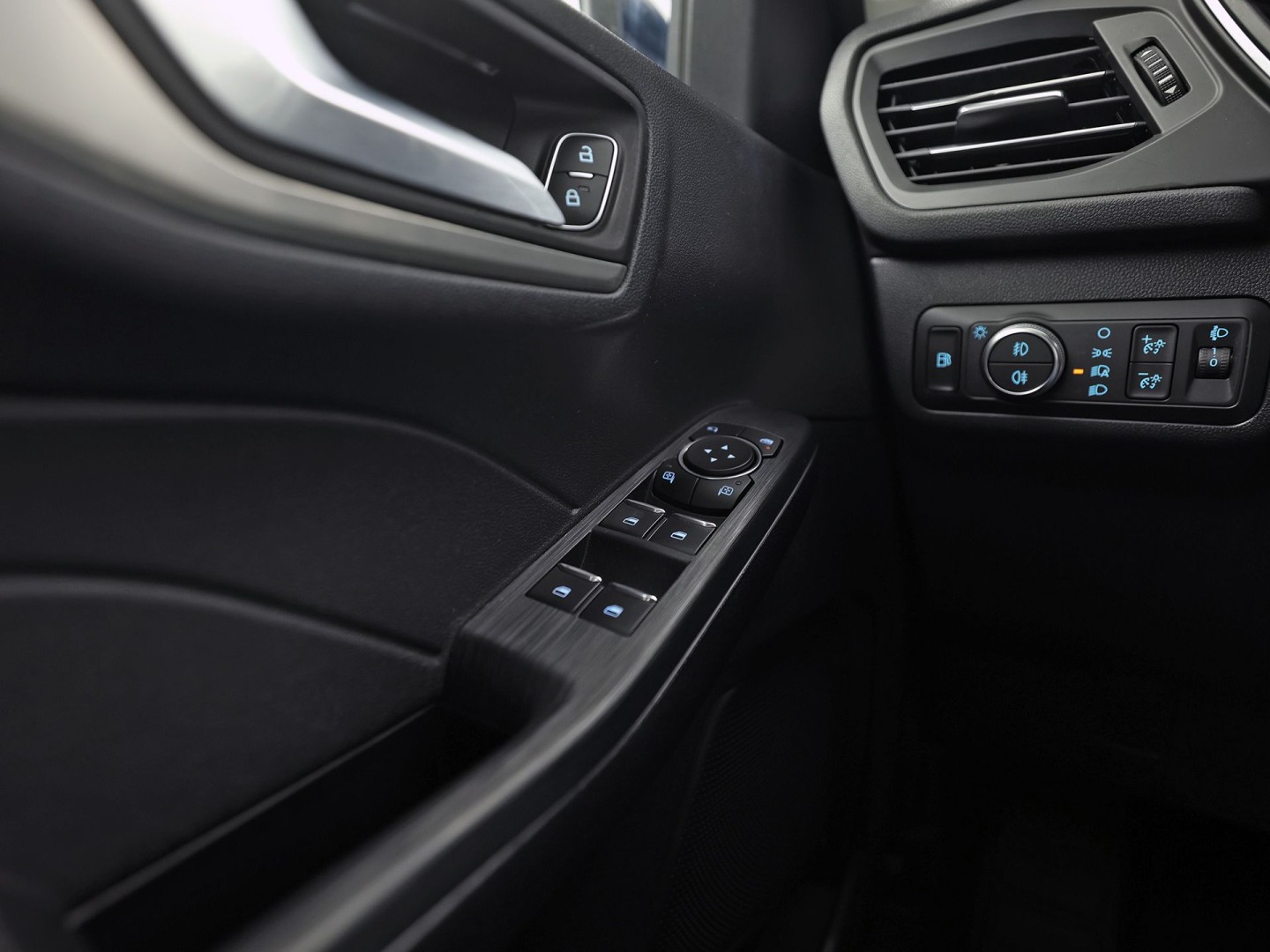 Ford Kuga 2.5 PHEV Titanium 225Pk Automaat (VIRTUAL COCKPIT, APPLE CARPLAY, GROOT NAVI, CAMERA, SPORTSTOELEN, KEYLESS, GETINT GLAS, LANE ASSIST, NIEUWSTAAT)