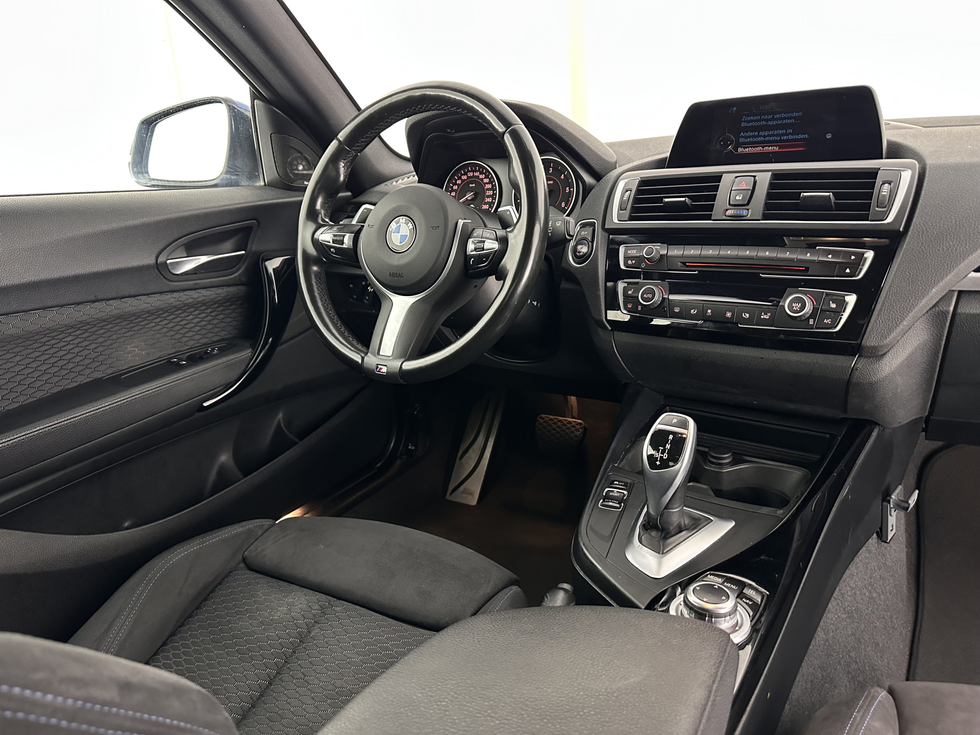 BMW 2-serie Coupé 220d xDrive M-Sportpack Executive Aut. *XENON | ALCANTARA | HEATED-SPORTSEATS | HARMAN/KARDON | KEYLESS | NAVI-FULLMAP | PRIVACYGLASS | SHIFTPADDLES | ECC | PDC | CRUISE | 18''ALU*