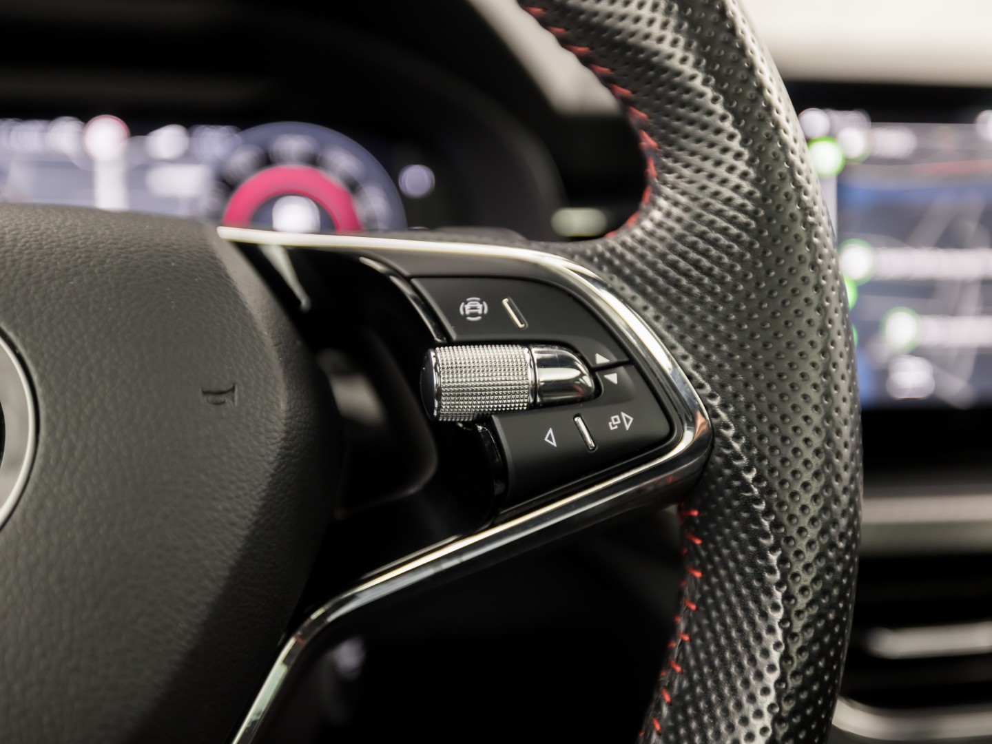 Škoda Kamiq 1.0 TSI Monte Carlo Automaat (PANORAMADAK, VIRTUAL COCKPIT, KUIPSTOELEN, APPLE CARPLAY, CAMERA, GETINT GLAS, ADAPTIVE CRUISE, KEYLESS, NIEUWSTAAT)