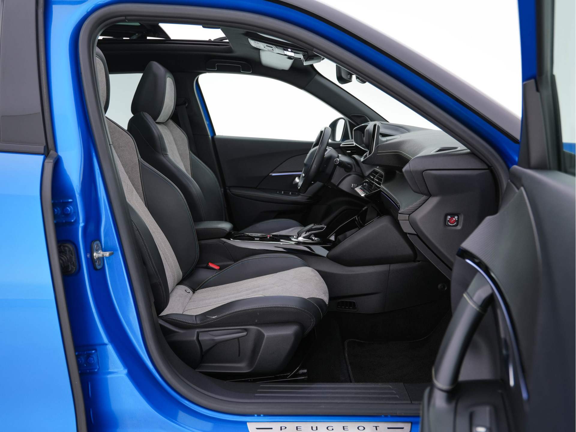 Peugeot e-2008 EV GT 50 kWh {SOH-91%} (INCL-BTW) Aut. *PANO | ADAPT.CRUISE | DIGI-COCKPIT | FULL-LED | BLIS | KEYLESS | MICROFIBRE-LEATHER | CAMERA | CARPLAY | CCS-FASTLOADER | DAB+ | NAVI-FULLMAP | ECC | PDC | SPORT-SEATS | ...