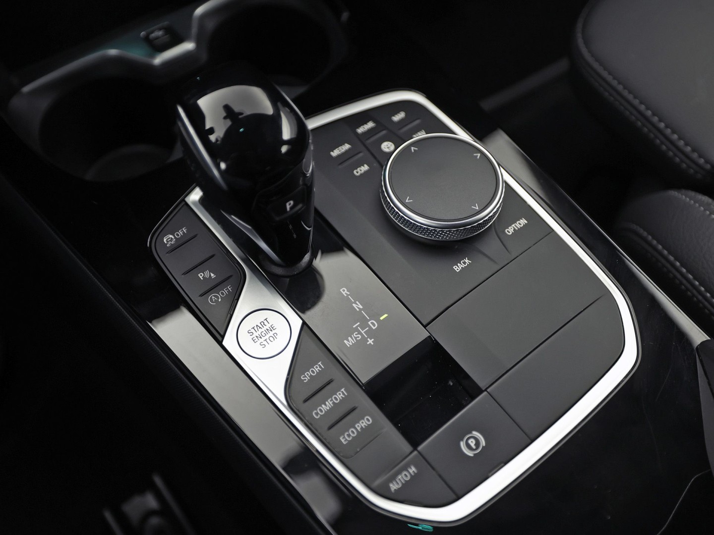 BMW 1 Serie 118i Sport Automaat (APPLE CARPLAY, DEALER ONDERHOUDEN, GROOT NAVI, CAMERA, STUUR/STOELVERWARMING, SPORTSTOELEN, TREKHAAK, GETINT GLAS, ELEK ACHTERKLEP, NIEUWSTAAT)