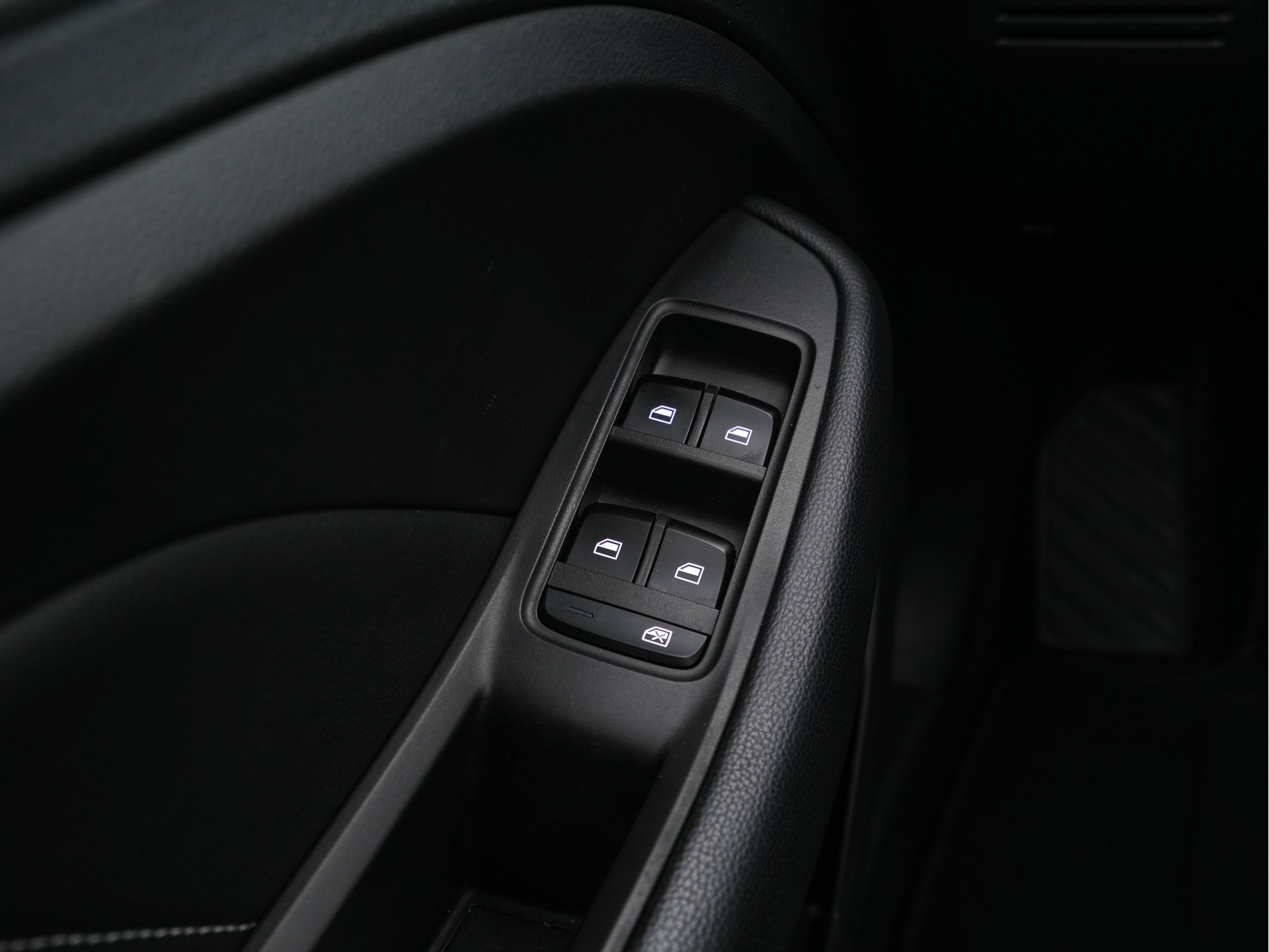 MG ZS EV Luxury 45 kWh { SOH-90%} (INCL-BTW) *PANO | LEATHER | CCS-FASTLOADER | KEYLESS | NAVI-FULLMAP | ADAPTIVE-CRUISE | CAMERA | CARPLAY | DAB | LANE-ASSIST | SPORT-SEATS | 17"ALU*