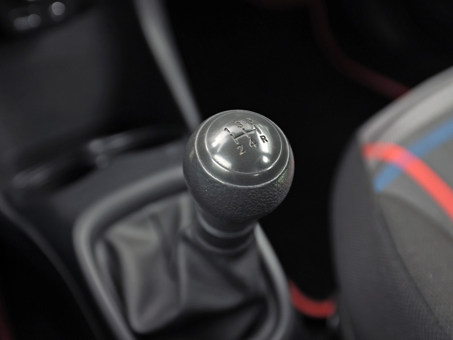 Peugeot 108 1.0 e-VTi Sport (AIRCO, BLUETOOTH, SPORTSTOELEN, ELEK RAMEN, MULTIFUNCTIONEEL STUURWIEL, NIEUWSTAAT)
