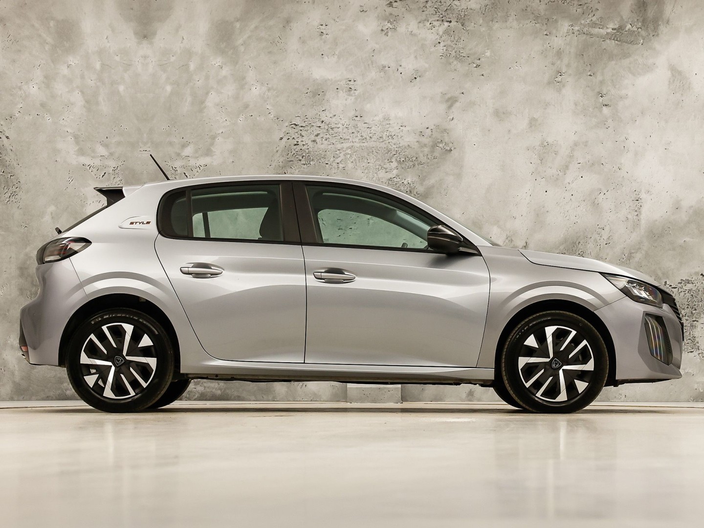 Peugeot 208 1.2 Hybrid 110 e-DCS6 Sport Style Automaat (APPLE CARPLAY, NAVIGATIE, PARKEERSENSOREN, SPORTSTOELEN, LANE ASSIST, CRUISE, NIEUWSTAAT)