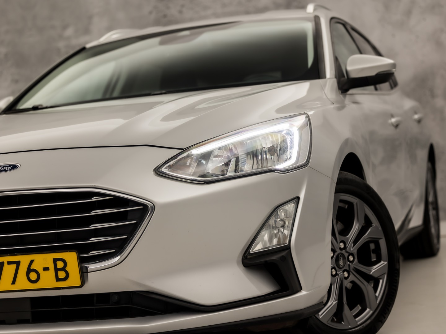 Ford Focus Wagon 1.0 EcoBoost Titanium Sport (APPLE CARPLAY, GROOT NAVI, STUUR/STOELVERWARMING, KEYLESS, SPORTSTOELEN, GETINT GLAS, LM VELGEN, CRUISE, NIEUWSTAAT)