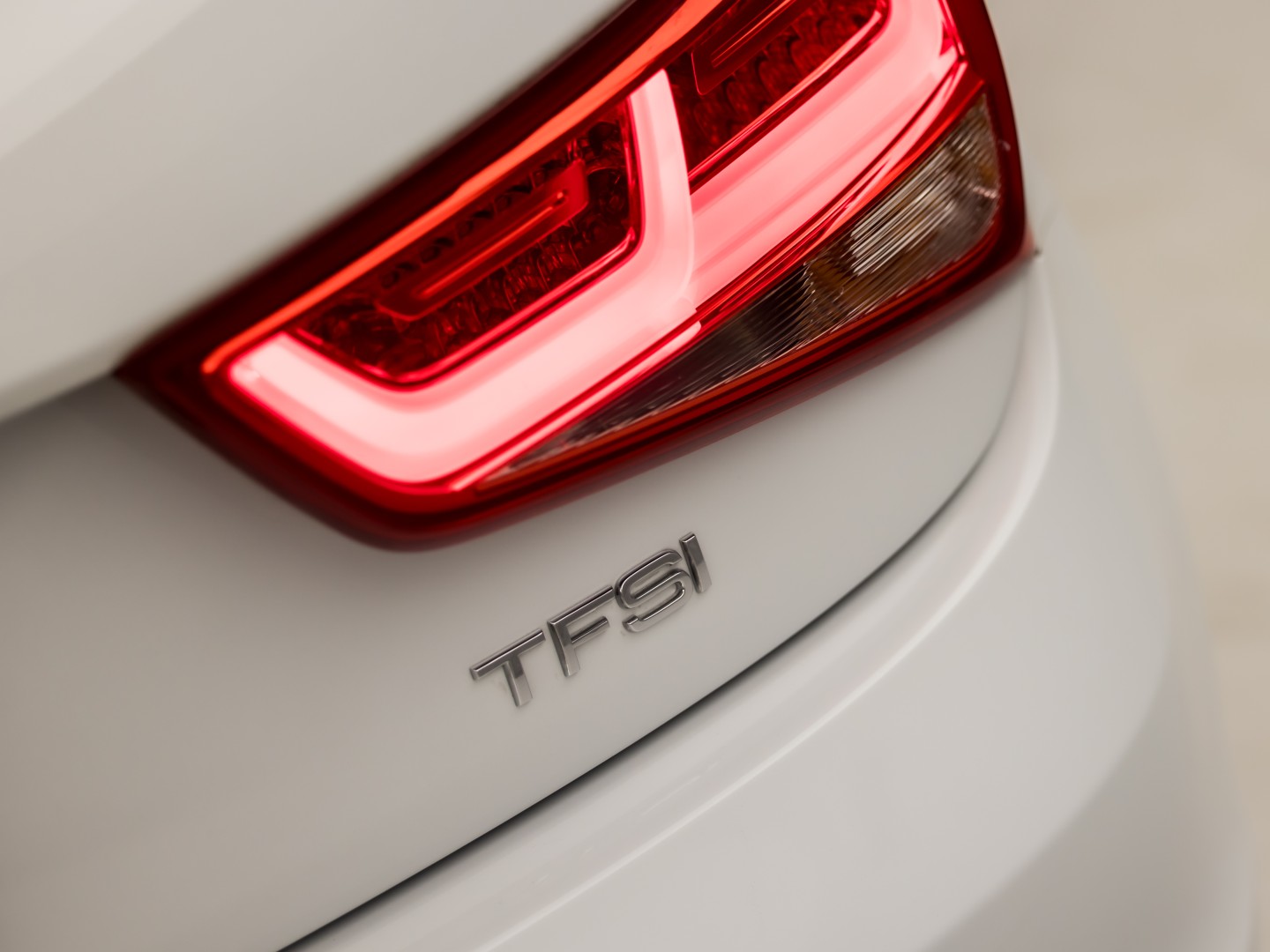 Audi A1 Sportback 1.2 TFSI S-Line Sport (NAVIGATIE, 5 DEURS, PARKEERSENSOREN, CRUISE, SPORTSTOELEN, LED ACHTERLICHTEN, BLUETOOTH, NIEUWE APK, NIEUWSTAAT)