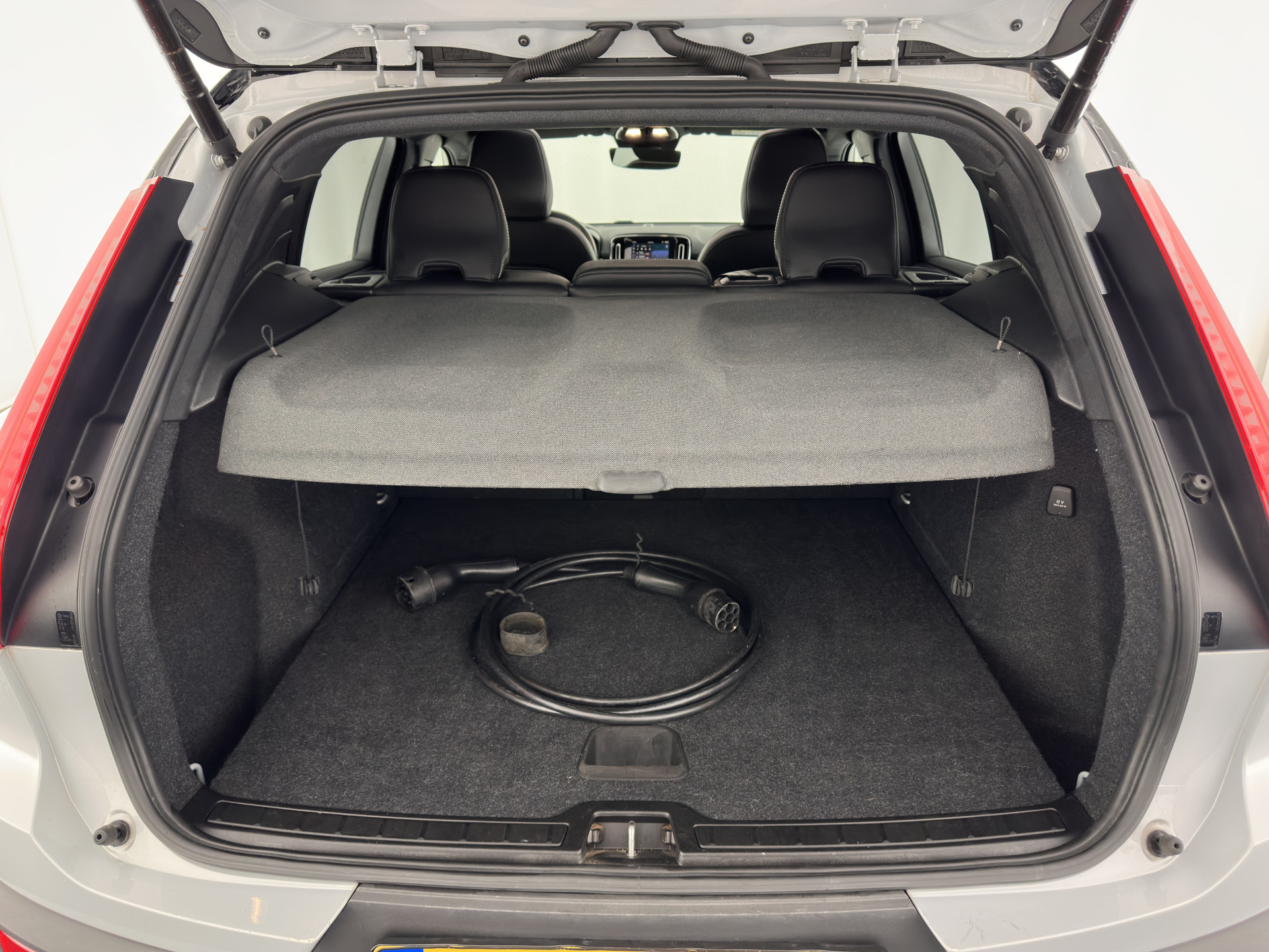 Volvo XC40 Recharge P8 AWD R-Design [ 3-Fase ] {SOH-89%} (INCL-BTW) *PANO | LEATHER-MICROFIBRE | DIGI-COCKPIT | FULL-LED | NAVI-FULLMAP | ECC | CARPLAY | PDC | KEYLESS | HEATED-SPORTSEATS | BLIS | PRIVACY-GLASS | 20"ALU*