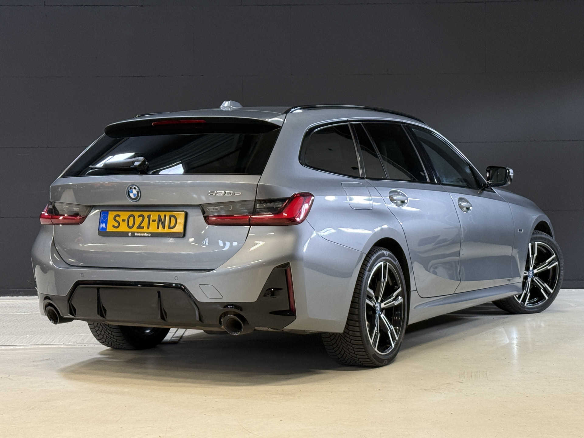 BMW 3-serie Touring 330e | M-Sport | Facelift | Lederen sportstoelen | Harman/Kardon | Sfeerverlichting | Full LED