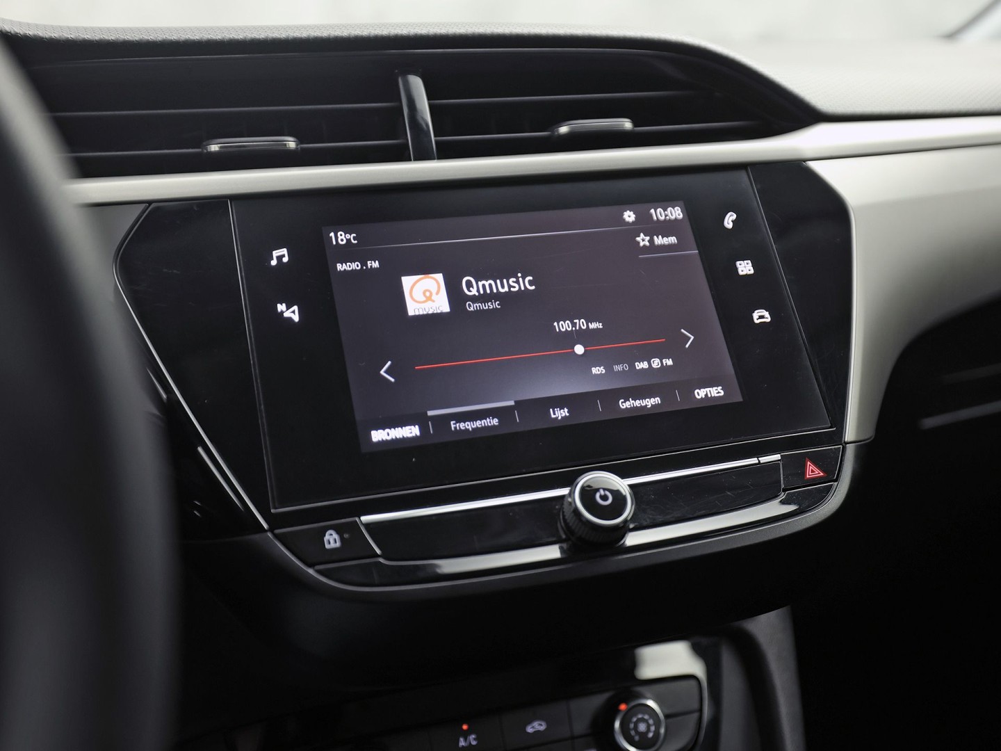 Opel Corsa 1.2 Sport (APPLE CARPLAY, GROOT NAVI, LANE ASSIST, SPORTSTOELEN, CRUISE, NIEUWSTAAT)