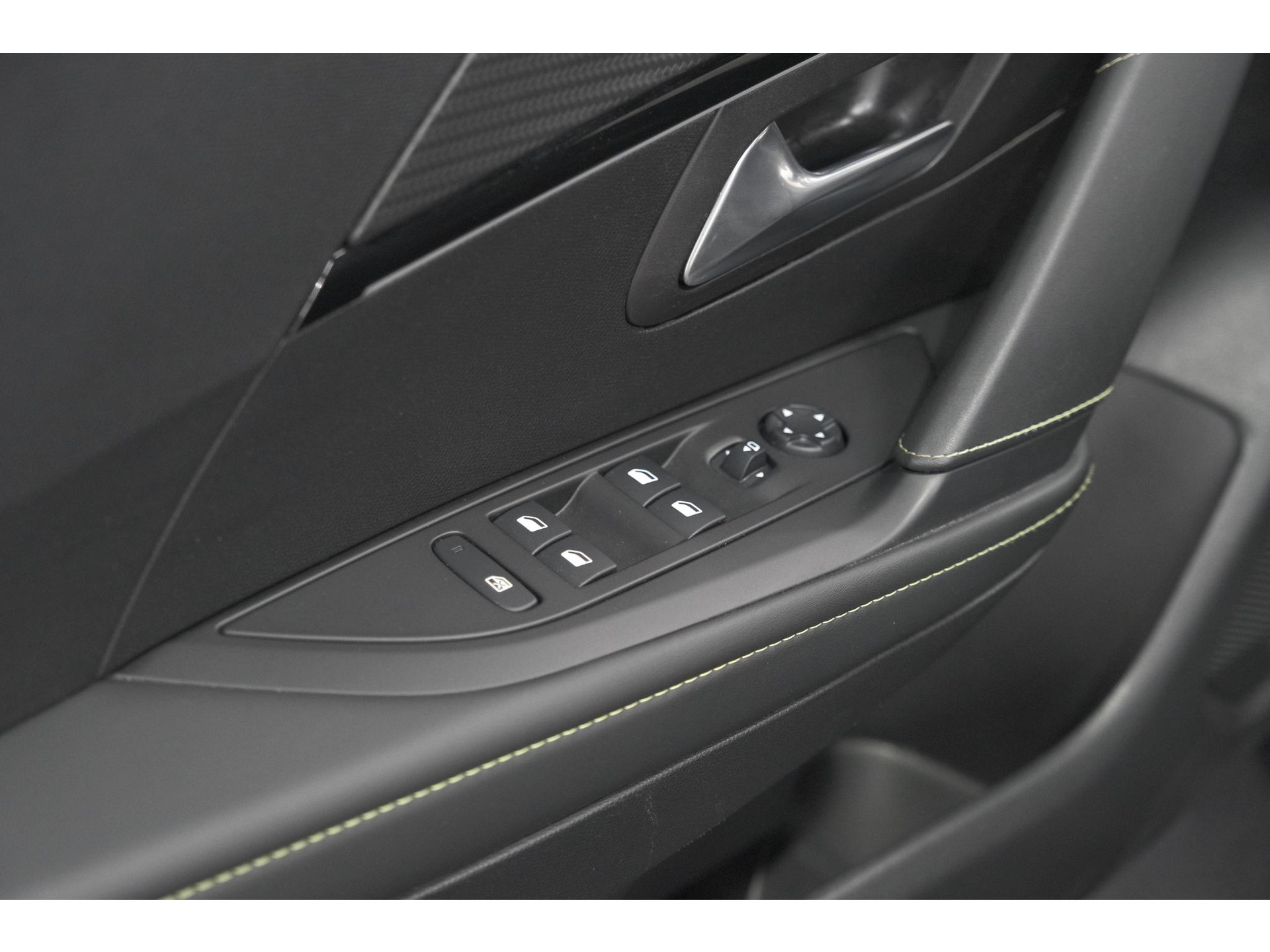 Peugeot 208 PureTech 130 EAT8 GT-Line | Camera | Adaptieve Cruise Control | Stoelverwarming | Navigatie