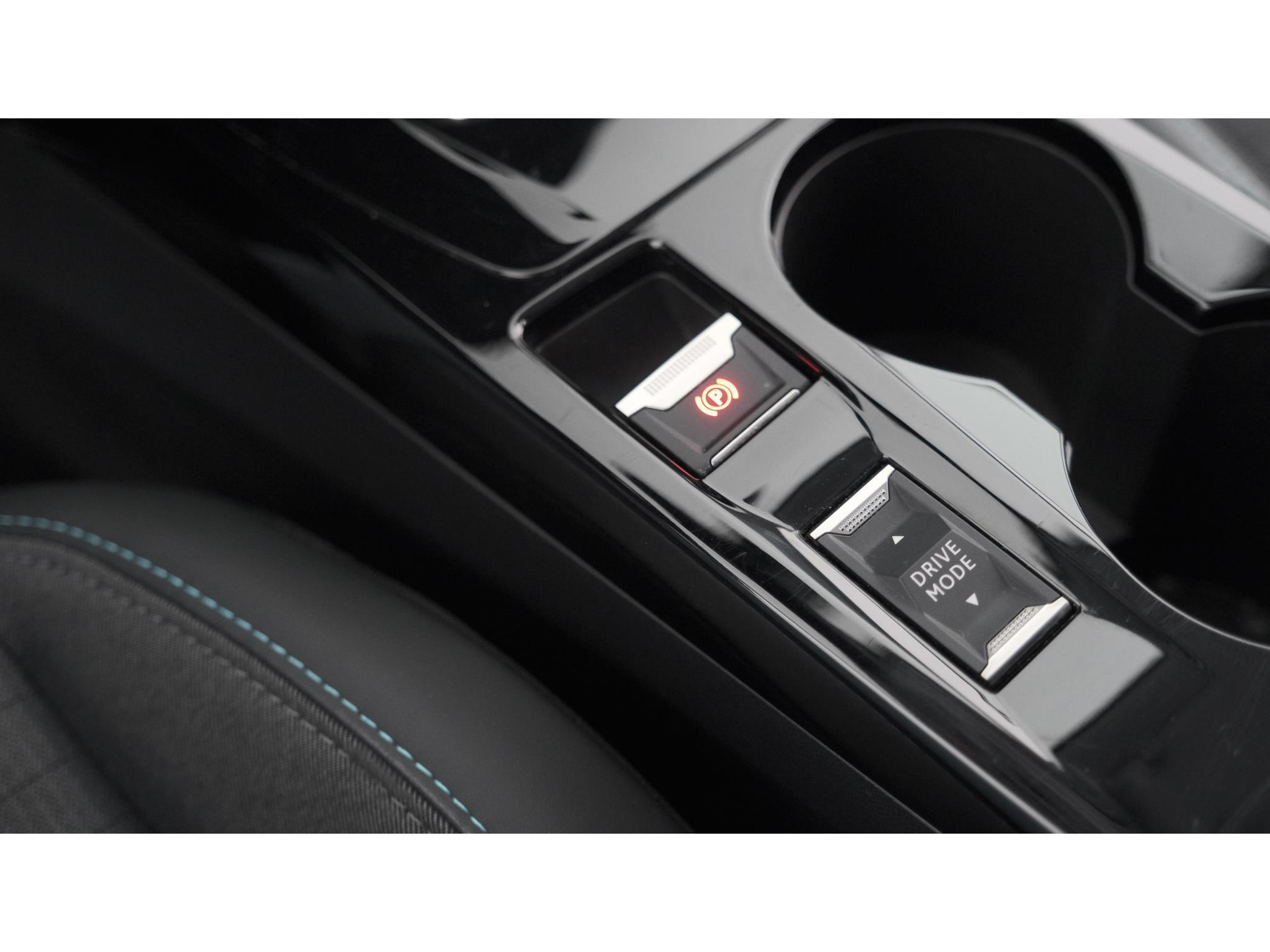 Peugeot 208 PureTech 100 EAT8 Allure | Parkeersensoren | Stoelverwarming | Apple Carplay | Climate Control