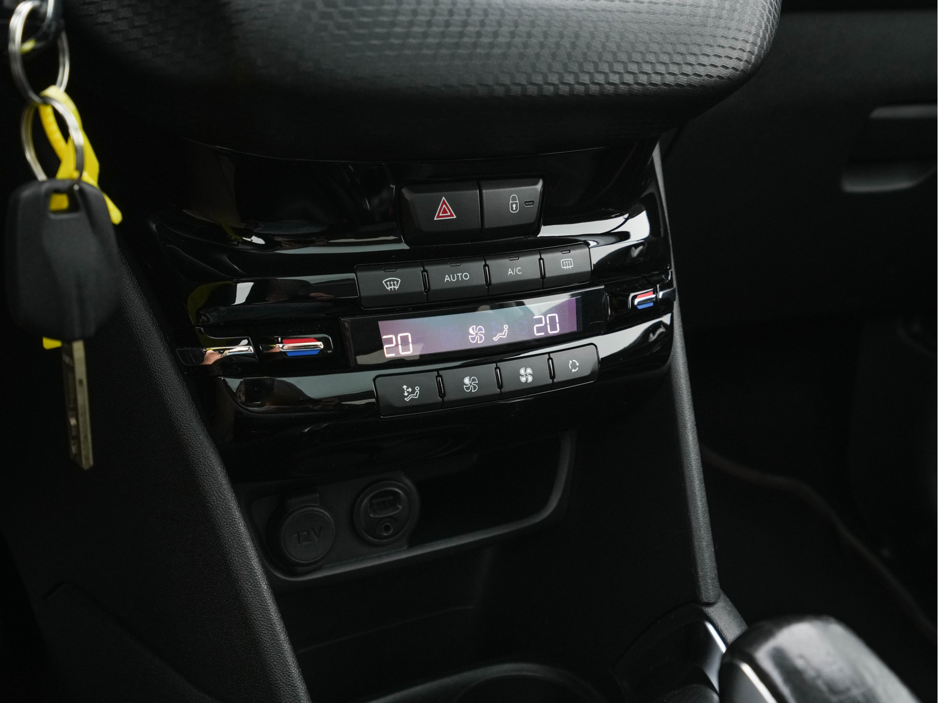 Peugeot 208 1.6 BlueHDi GT-line *PANO | LEATHER-FABRIC | JBL-AUDIO | HEATED-SPORTSEATS | NAVI-FULLMAP | CAMERA | DAB+ | PRIVACY-GLASS | TOWBAR | 17''ALU*