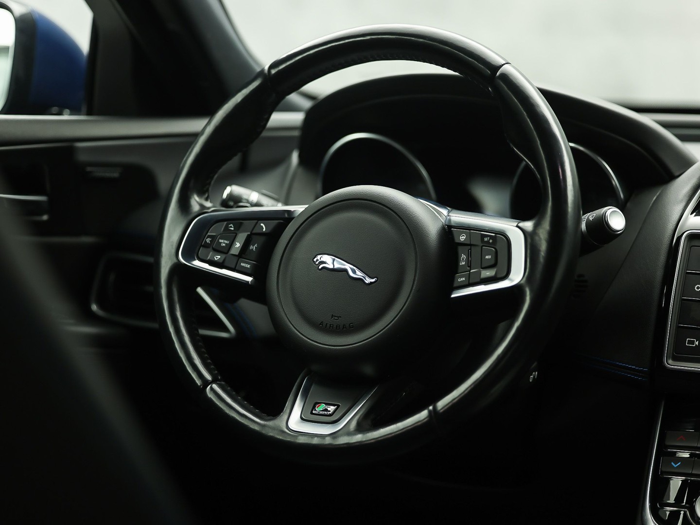 Jaguar XE 2.0 Portfolio 241Pk Automaat (NAVIGATIE, MERIDIAN AUDIO, LEDER, ELEK SPORTSTOELEN, LANE ASSIST, STUURWIEL VERWARMD, ZWART HEMEL, NIEUWSTAAT)