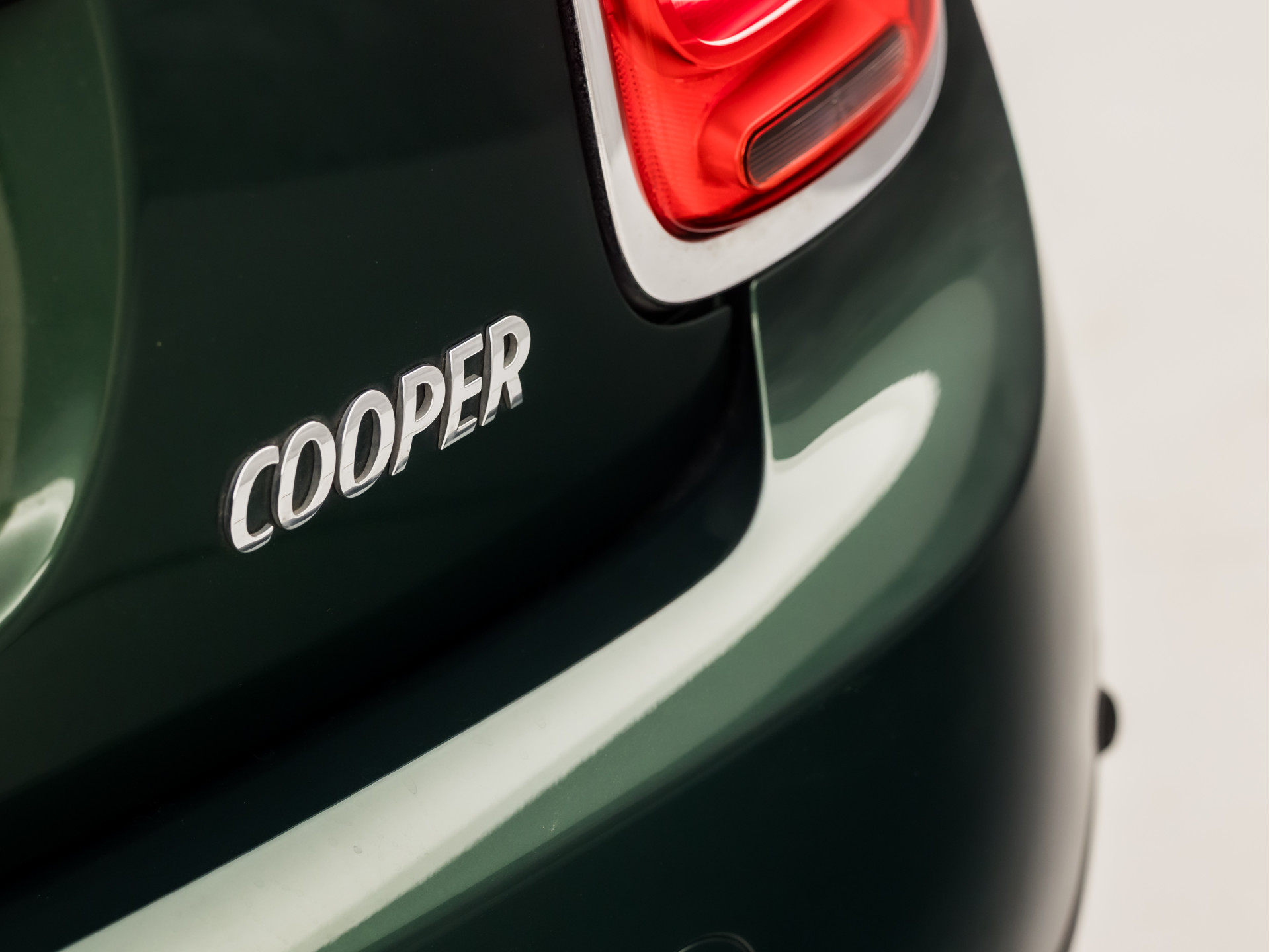 MINI Mini 1.5 Cooper Sport Automaat (PANORAMADAK, JCW PACK, NAVIGATIE, CLIMATE, ZWART HEMEL, SPORTSTOELEN, PARKEERSENSOREN, CRUISE, NIEUWE APK, NIEUWSTAAT)