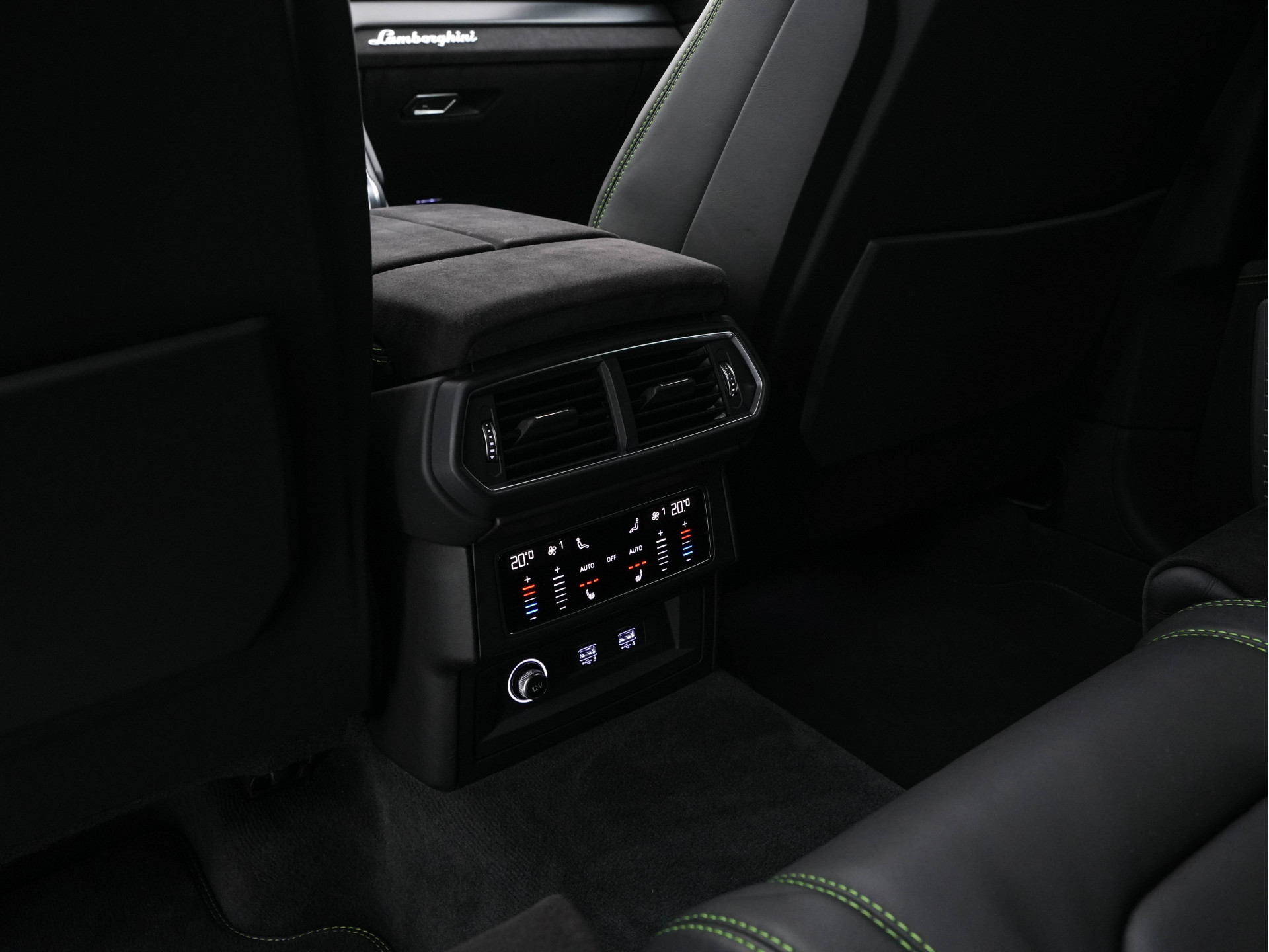 Lamborghini Urus 4.0 V8 Pearl Capsule (INCL-BTW) *CERAMIC-BRAKES | PANO | HEAD-UP | SOFT-CLOSE | LEATHER-ALCANTARA | FULL-LED | NIGHT-VISION | BANG&OLUFSEN | MEMORY-PACK | HEATED-SPORTSEATS | TOP-VIEW | ADAPTIVE-CRUISE | ...