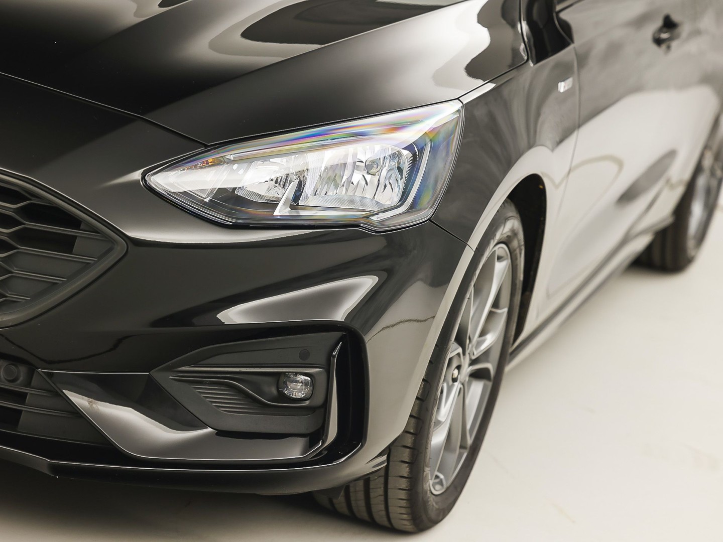 Ford Focus Wagon 1.0 EcoBoost ST Line (APPLE CARPLAY, GROOT NAVI, STUUR/STOELVERWARMING, KEYLESS, GETINT GLAS, SPORTSTOELEN, CRUISE, PARKEERSENSOREN, NIEUWSTAAT)