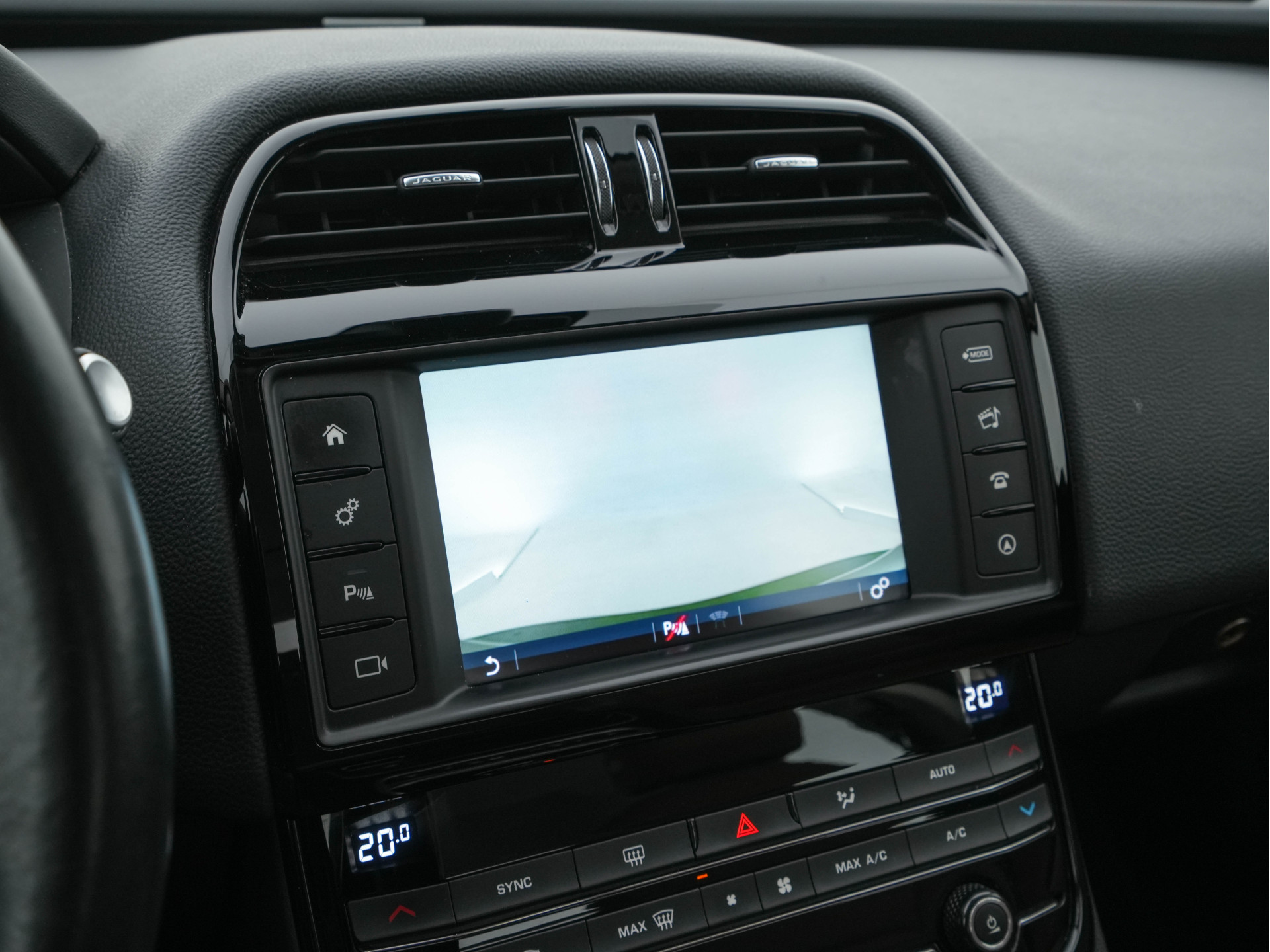 Jaguar XE 2.0 D Pure ( ⚠️ ) Aut. *LEATHER | NAVI-FULLMAP | HEATED-COMFORTSEATS | CAMERA | ECC | SHIFT-PADDLES | LANE-ASSIST | PDC | SHIFT-PADDLES | LANE-ASSIST | JAGUAR-AUDIO | CRUISE | 17''ALU*