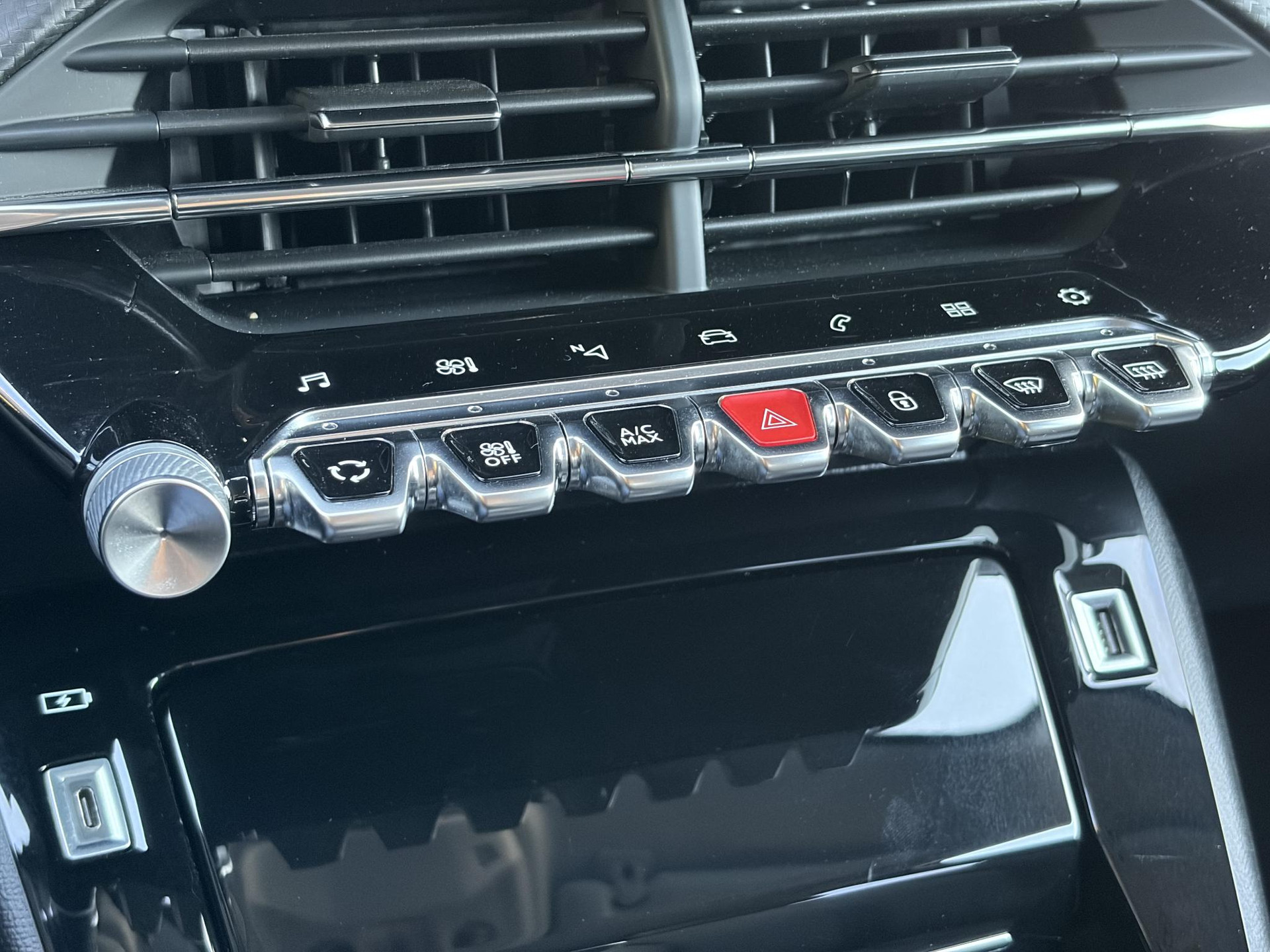 Peugeot 208 1.2 PureTech Allure ✓D-riem vv in 10-2025✓1e Eigenaar✓360° Camera✓Carplay✓Navi✓101pk✓LED✓Clima✓Cruise✓6 Bak✓Pdc✓Lm velgen✓Halfleder✓Recent beurt gehad✓N.A.P✓Apk tot 08-2028