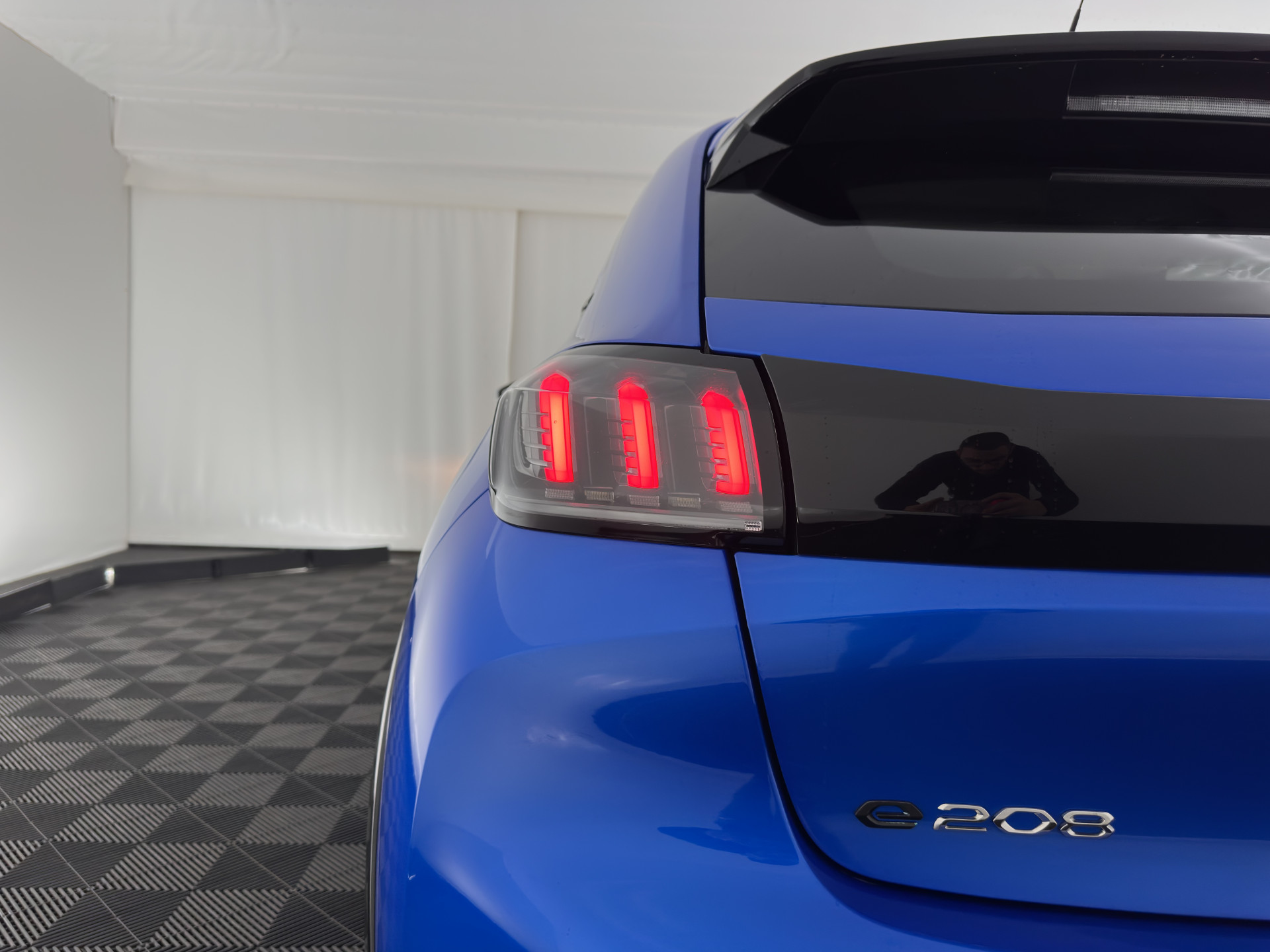 Peugeot e-208 EV Allure 50 kWh {SOH-91%} Aut *FULL-LED | DIGI-COCKPIT | BLINDSPOT | CAMERA | NAVI-FULLMAP | LANE-ASSIST | KEYLESS | DAB | CCS-FASTLOADER | TOP-VIEW | AMBIENT-LIGHT | PRIVACY-GLASS | 17"ALU*